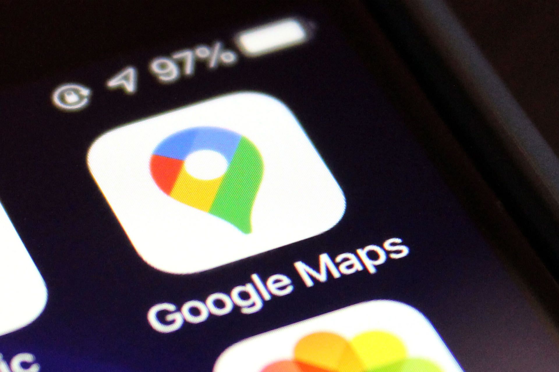 آیکون نسخه iOS گوگل مپس / Google Maps روی صفحه آیفون از نمای نزدیک