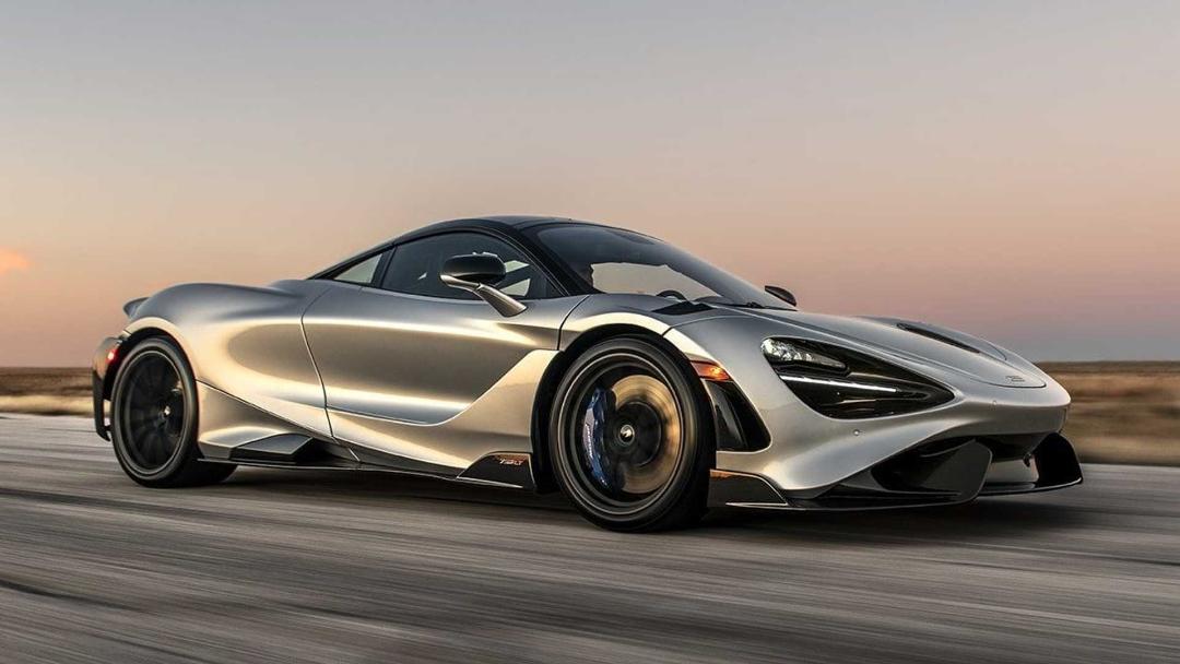 نمای سه چهارم ابرخودرو مک لارن 765 ال تی / McLaren 765LT  با تیونینگ هنسی / Hennessey با منظره غروب