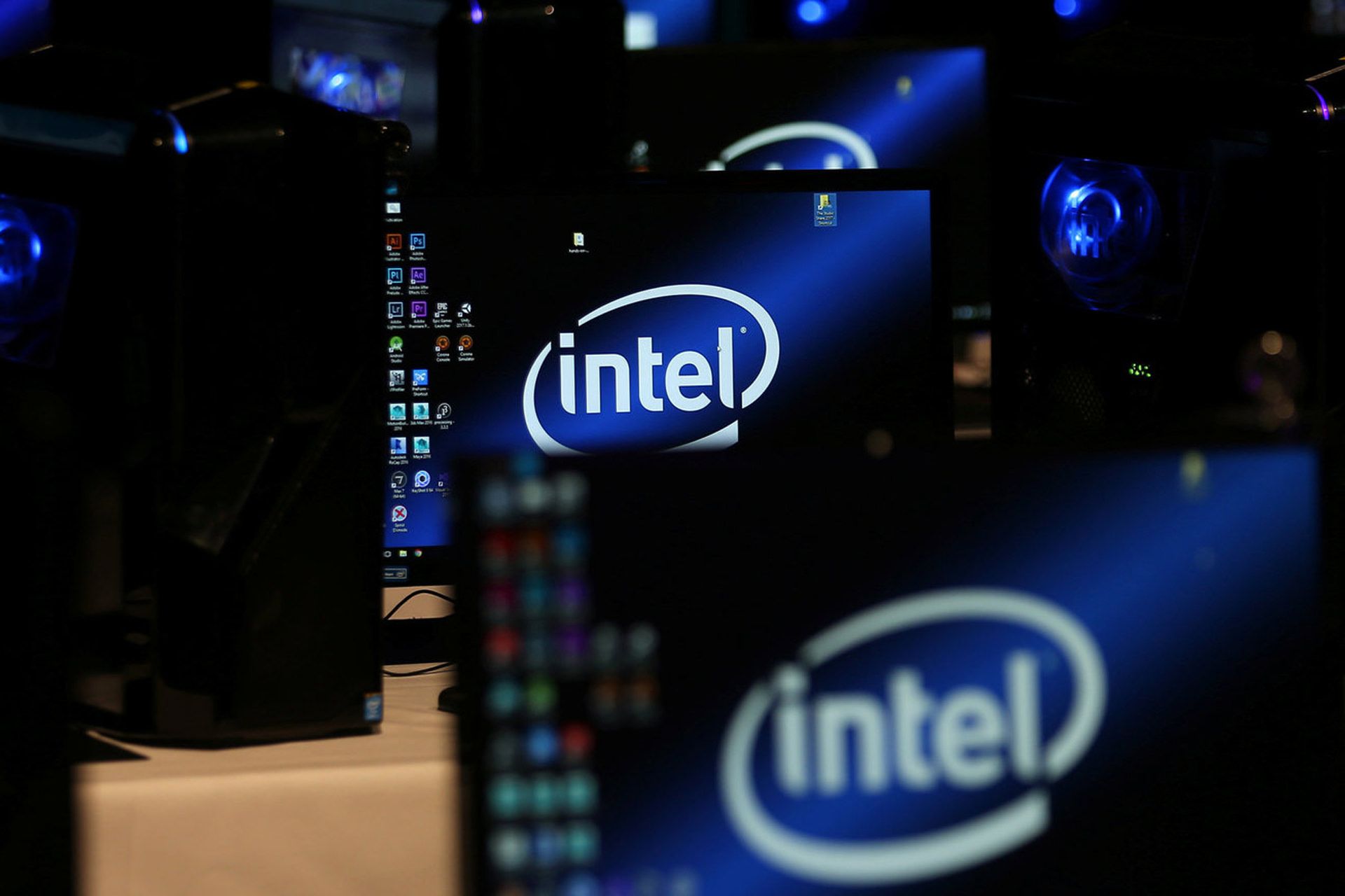 لوگو قدیمی اینتل / Intel روی مانیتورها در داخل اتاق