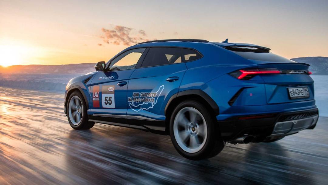 نمای سه چهارم عقب کراس اور لامبورگینی اوروس / Lamborghini Urus آبی رنگ