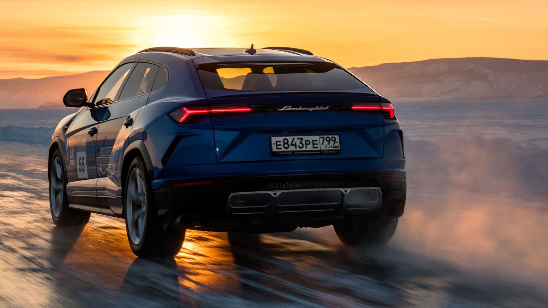 نمای عقب کراس اور لامبورگینی اوروس / Lamborghini Urus آبی رنگ