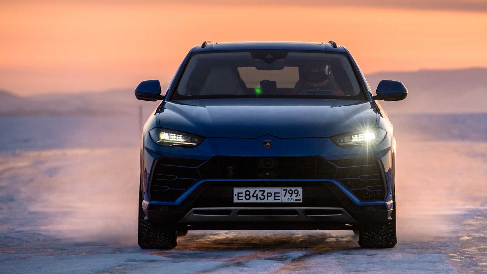 نمای جلو کراس اور لامبورگینی اوروس / Lamborghini Urus آبی رنگ