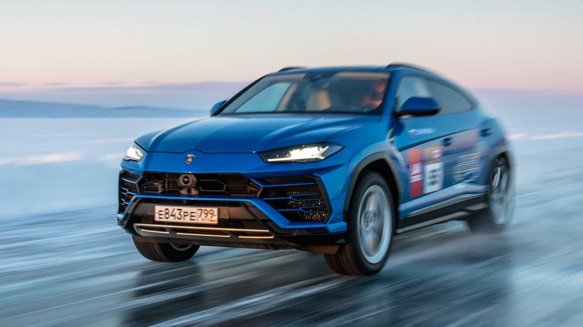 نمای سه چهارم کراس اور لامبورگینی اوروس / Lamborghini Urus آبی رنگ