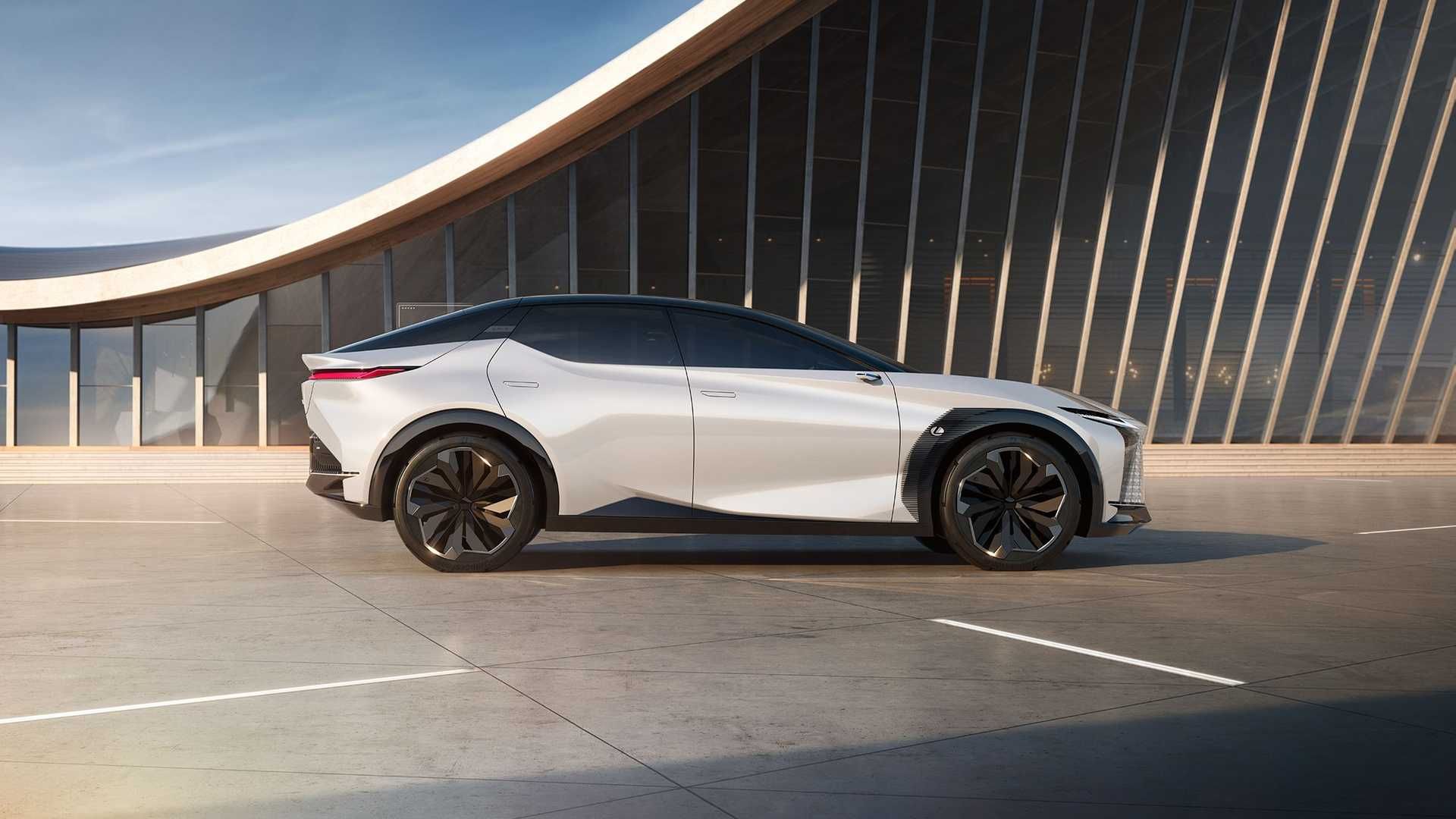 نمای جانبی خودروی مفهومی و برقی لکسوس / Lexus LF-Z Electrified Concept EV سفید رنگ