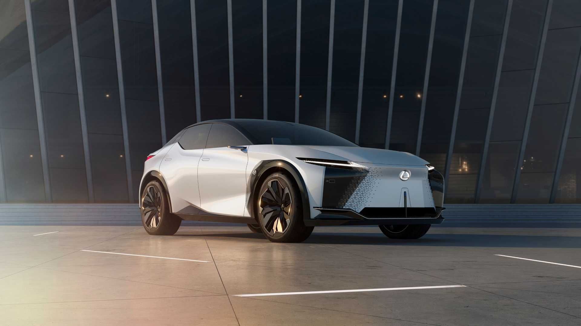 خودروی مفهومی و برقی لکسوس / Lexus LF-Z Electrified Concept EV سفید رنگ در کنار ساختمان