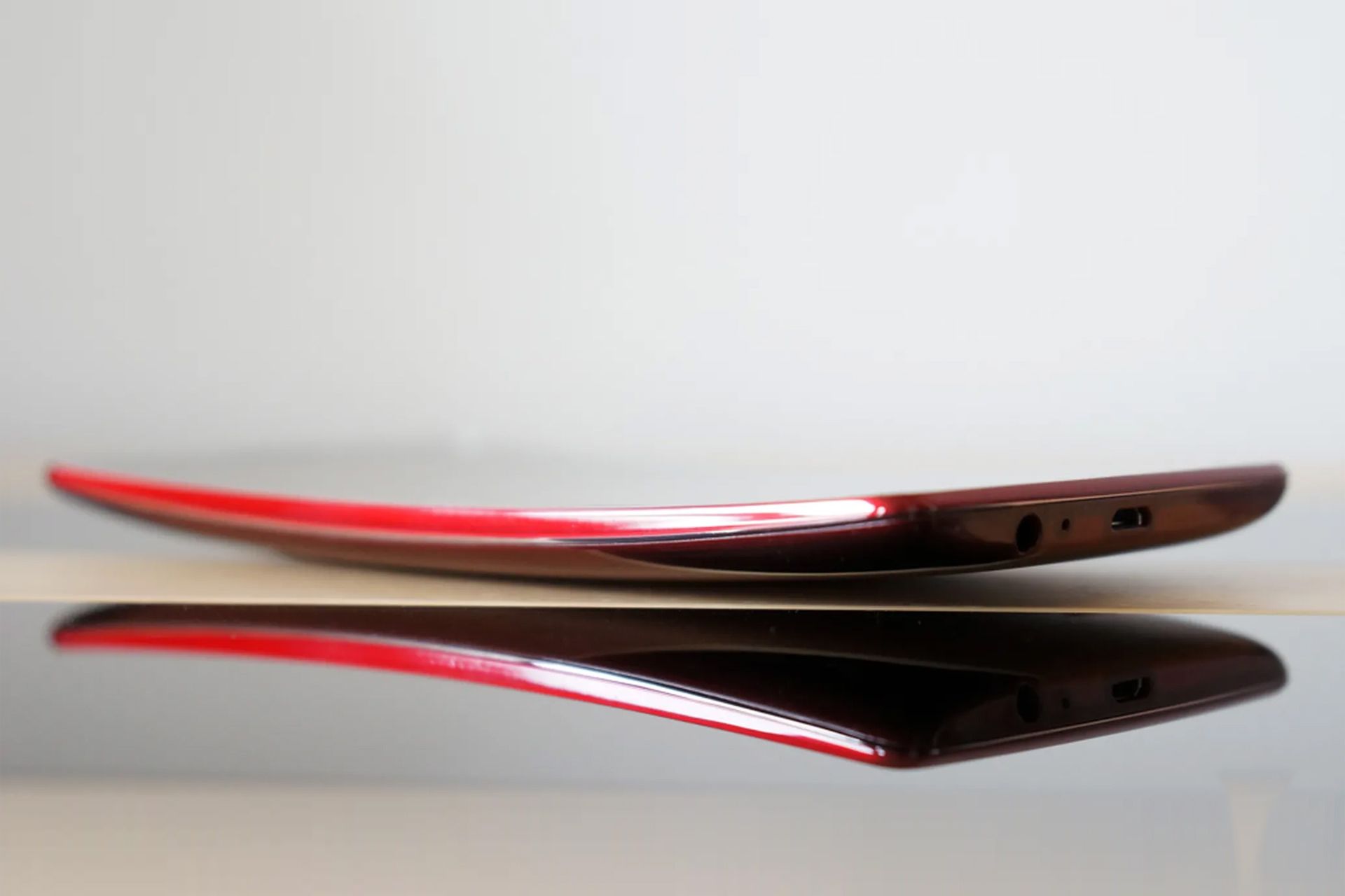 گوشی خمیده ال جی جی فلکس 2 / LG G Flex 2 از نمای کناری مدل قرمز