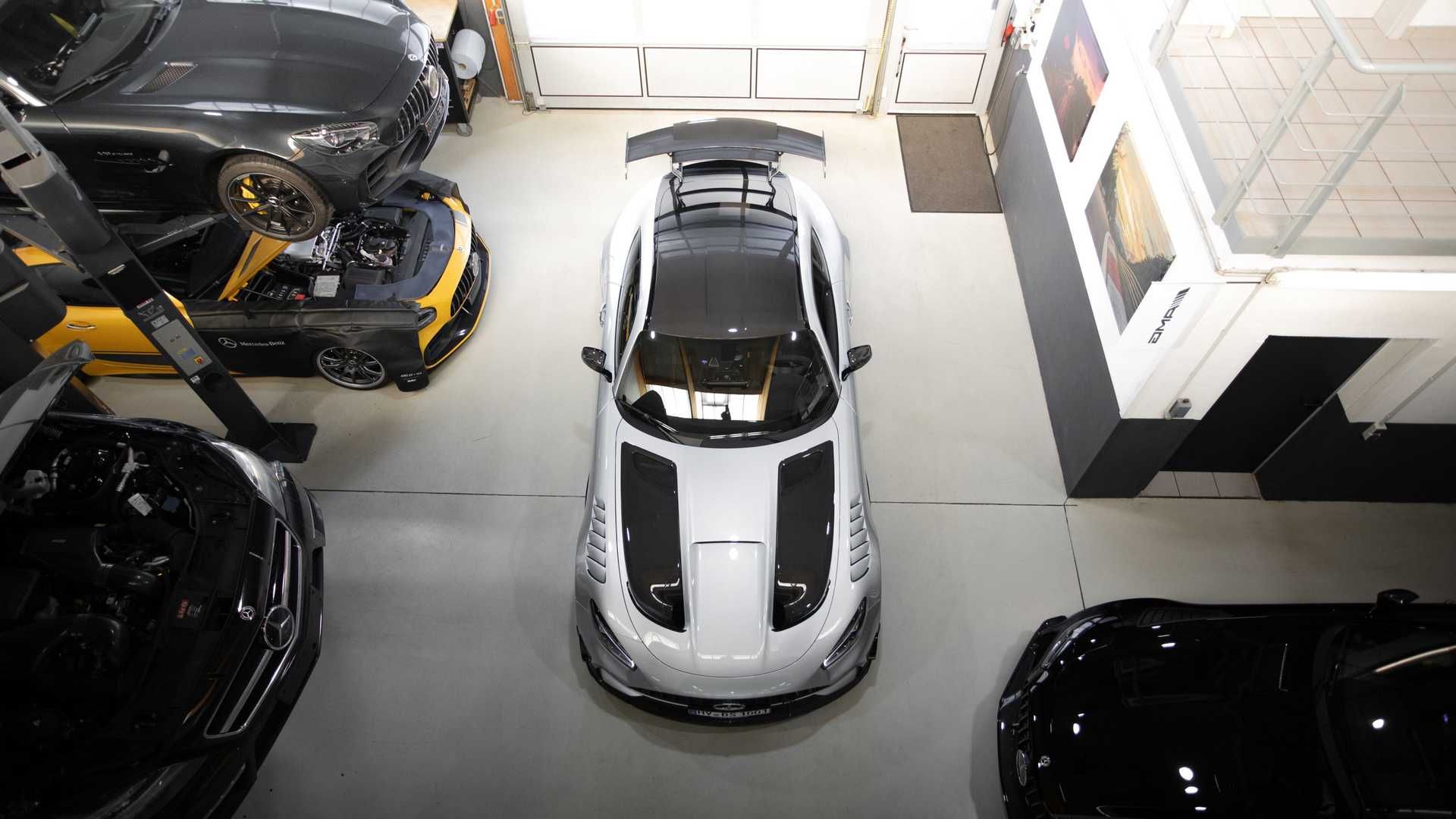 مرسدس ای ام جی سری بلک / Mercedes-AMG GT Black Series نقره ای رنگ در پارکینگ