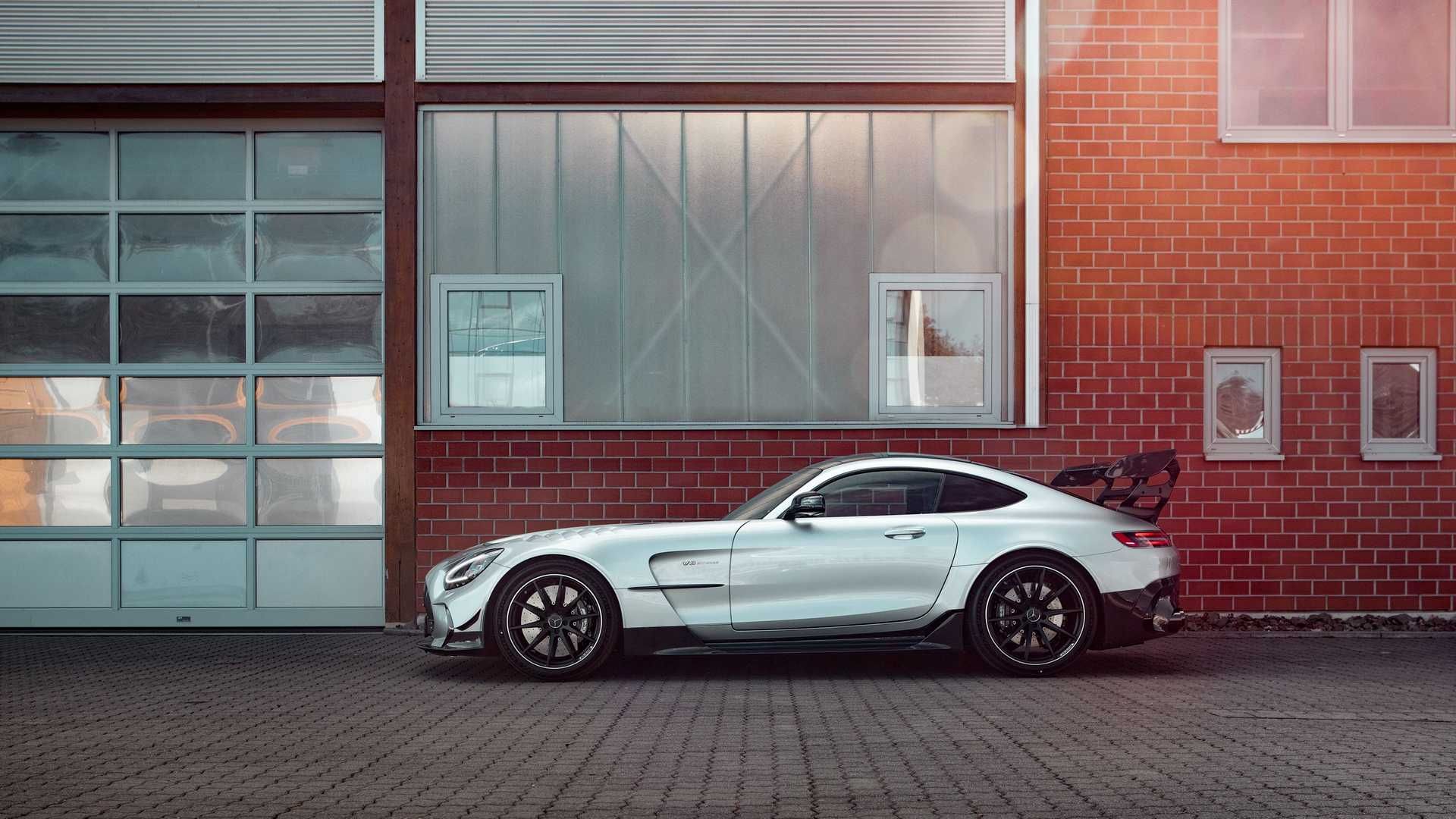 نمای جانبی مرسدس ای ام جی سری بلک / Mercedes-AMG GT Black Series نقره ای رنگ