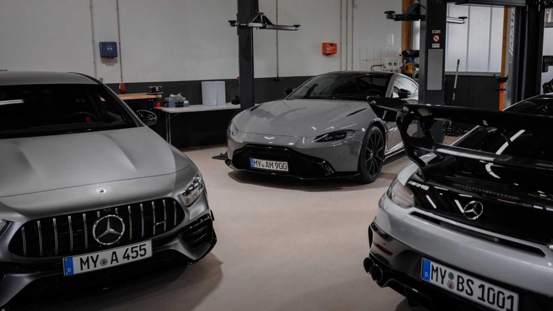 مرسدس ای ام جی سری بلک / Mercedes-AMG GT Black Series نقره ای رنگ در پارکینگ