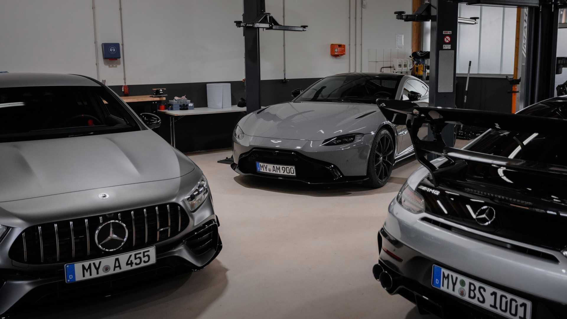 مرسدس ای ام جی سری بلک / Mercedes-AMG GT Black Series نقره ای رنگ در پارکینگ