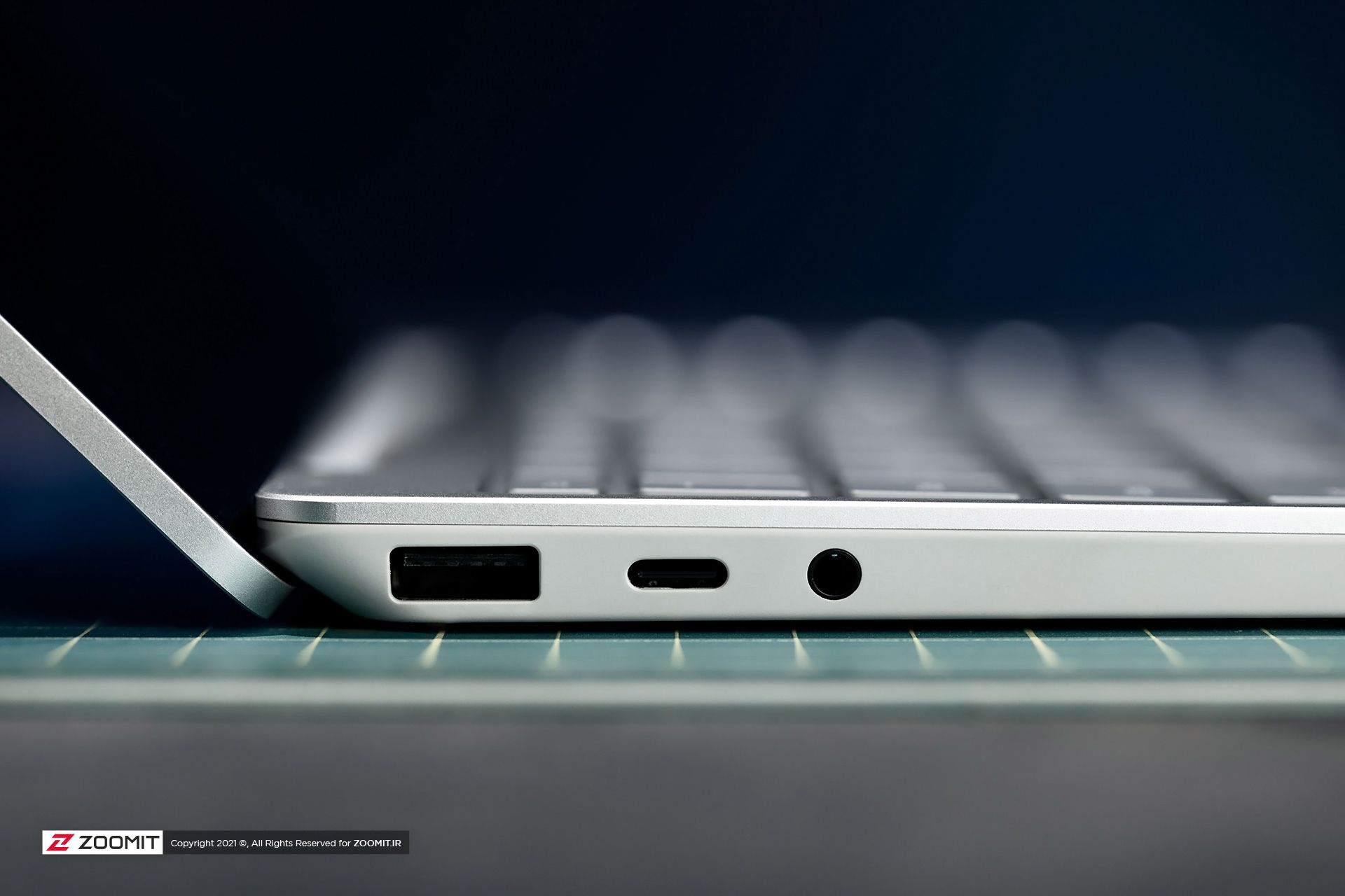 درگاه USB سرفیس لپ تاپ گو مایکروسافت