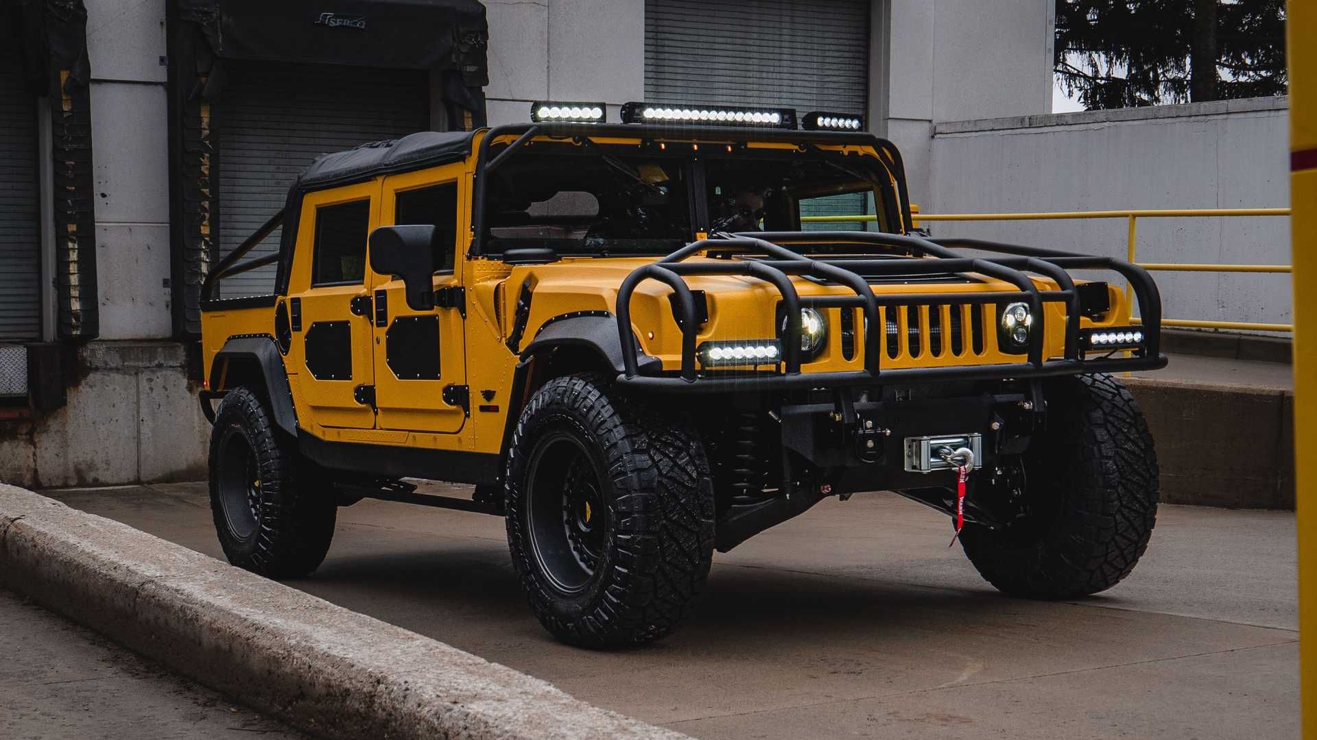 نمای سه جهارم شاسی بلند آفرود هامر اچ وان /  Hummer H1 با تیونینگ میل اسپک / Mil-Spec Automotive زرد رنگ