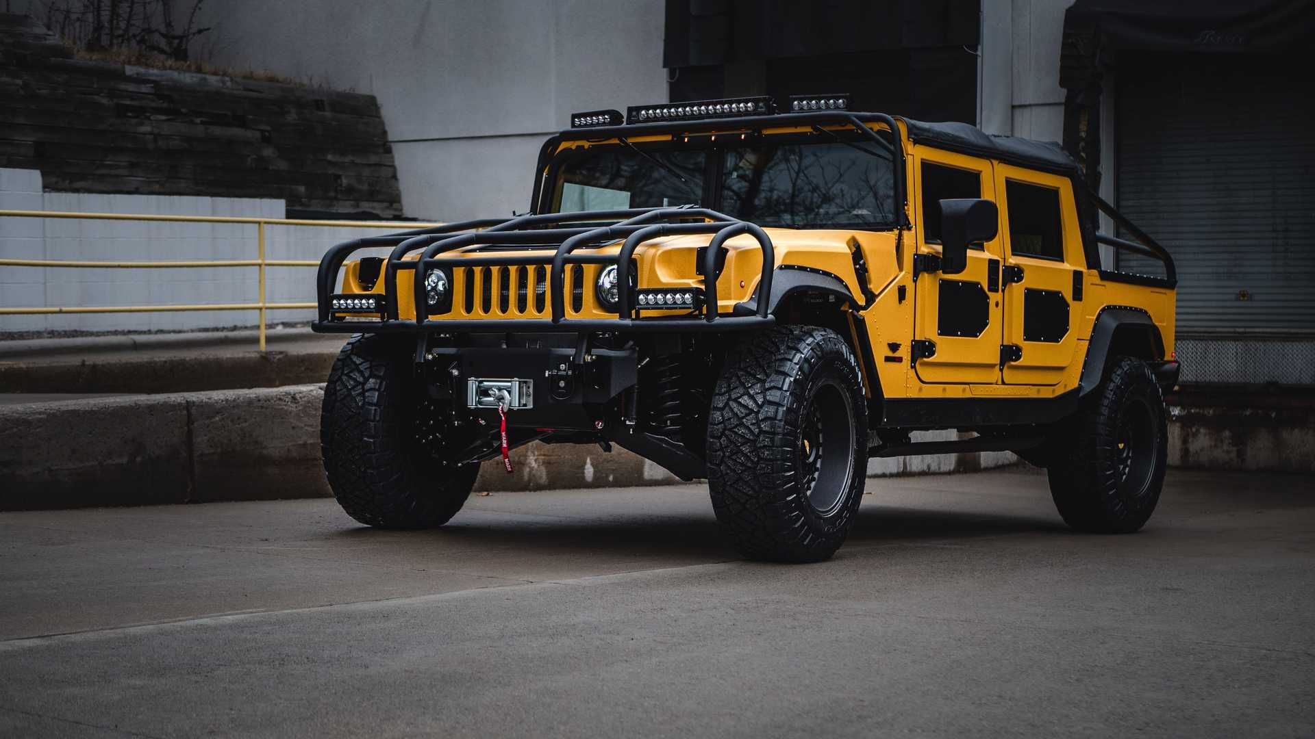 نمای جلو شاسی بلند آفرود هامر اچ وان /  Hummer H1 با تیونینگ میل اسپک / Mil-Spec Automotive زرد رنگ