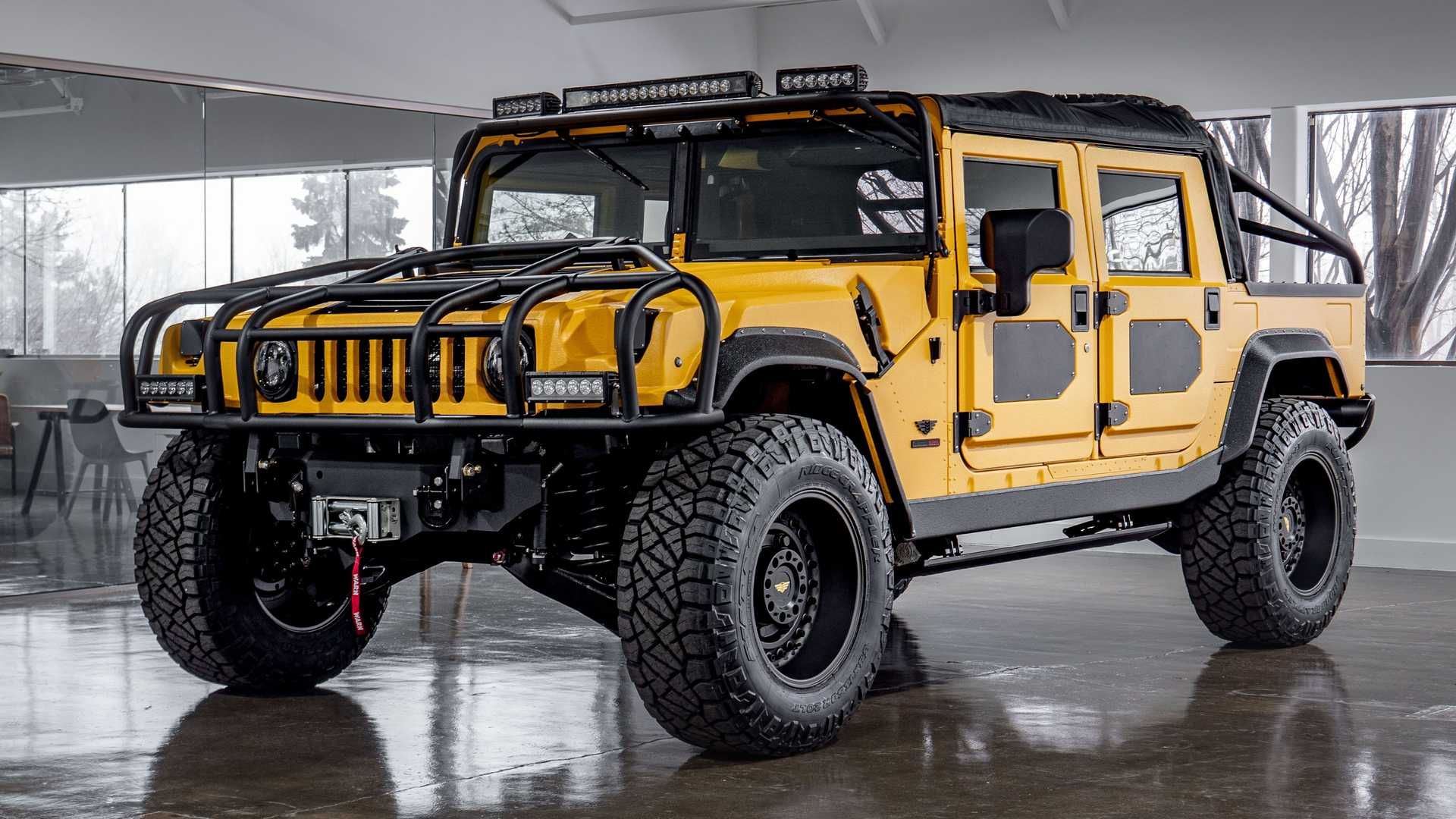 نمای سه چهارم جلو شاسی بلند آفرود هامر اچ وان /  Hummer H1 با تیونینگ میل اسپک / Mil-Spec Automotive
