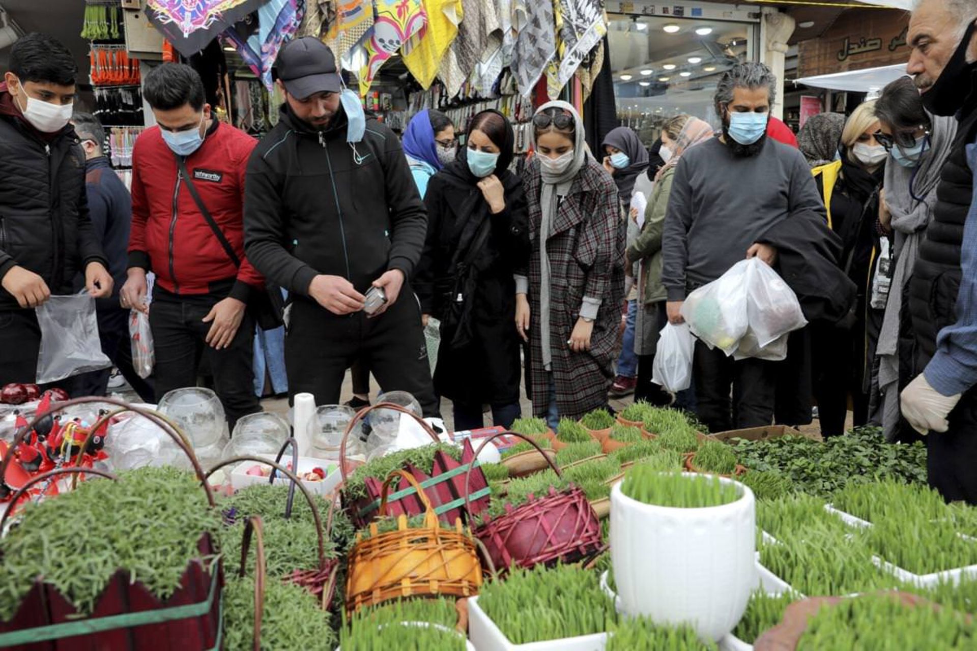 شهروندان ایرانی درحال خرید در آستانه نوروز ۱۴۰۰