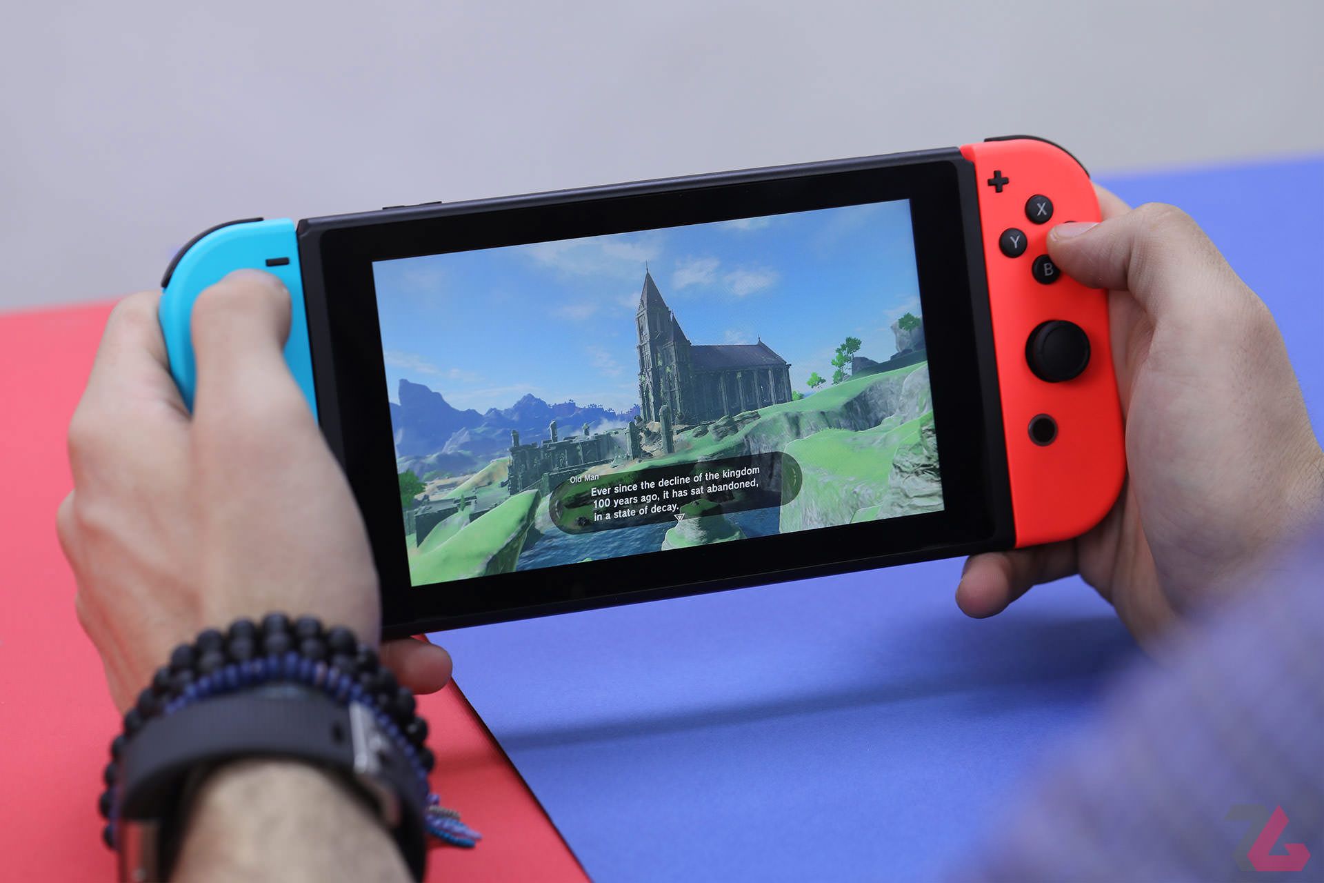 کنسول نینتندو سوییچ / Nintendo Switch در دست درحال اجرای بازی زلدا