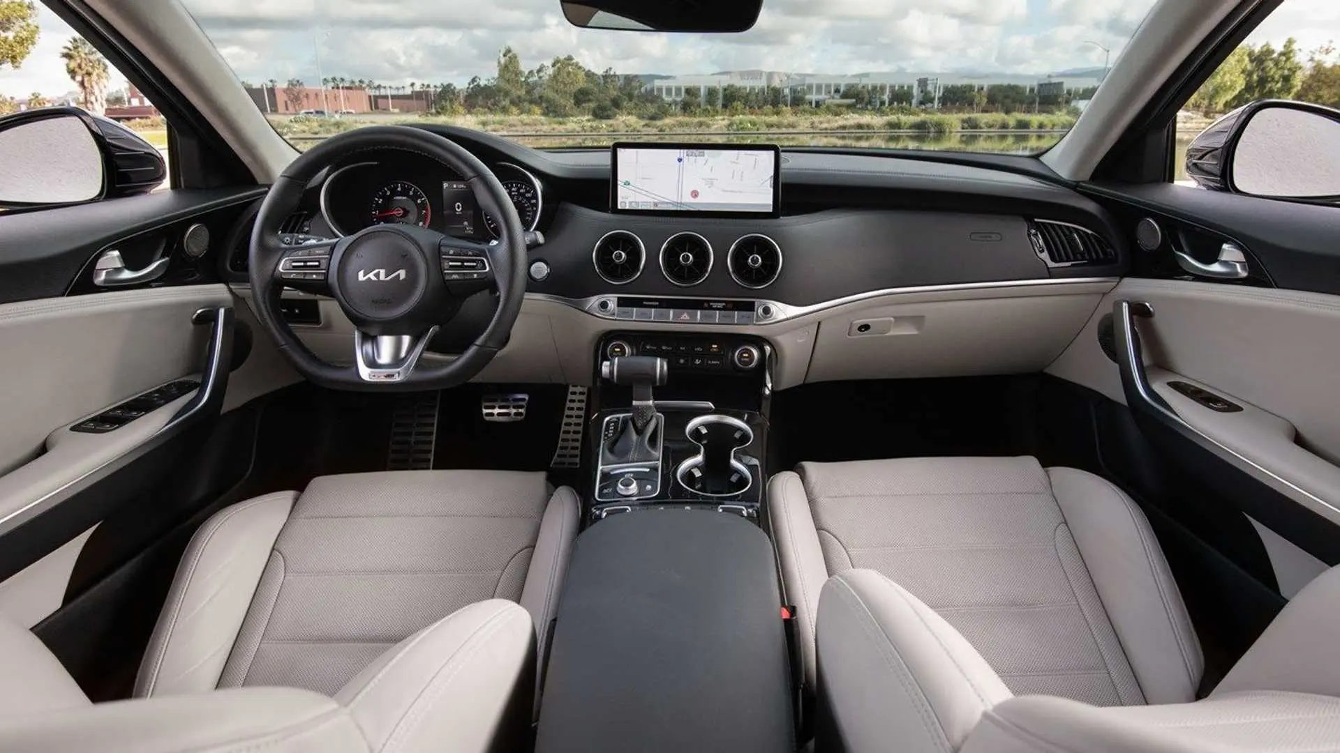 کابین و داشبورد کیا استینگر 2022 / 2022 Kia Stinger قرمز  رنگ
