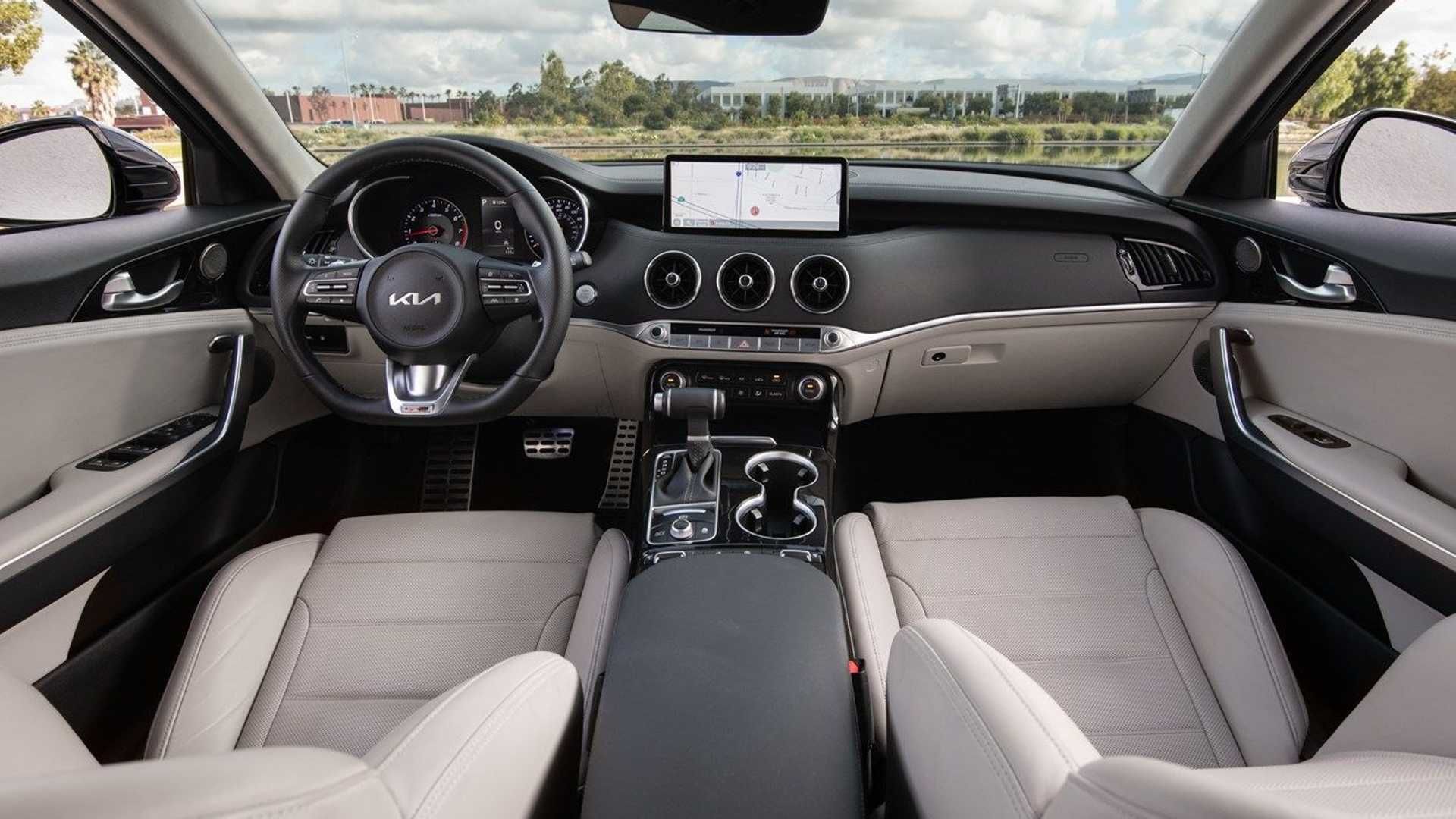 کابین و داشبورد کیا استینگر 2022 / 2022 Kia Stinger قرمز  رنگ