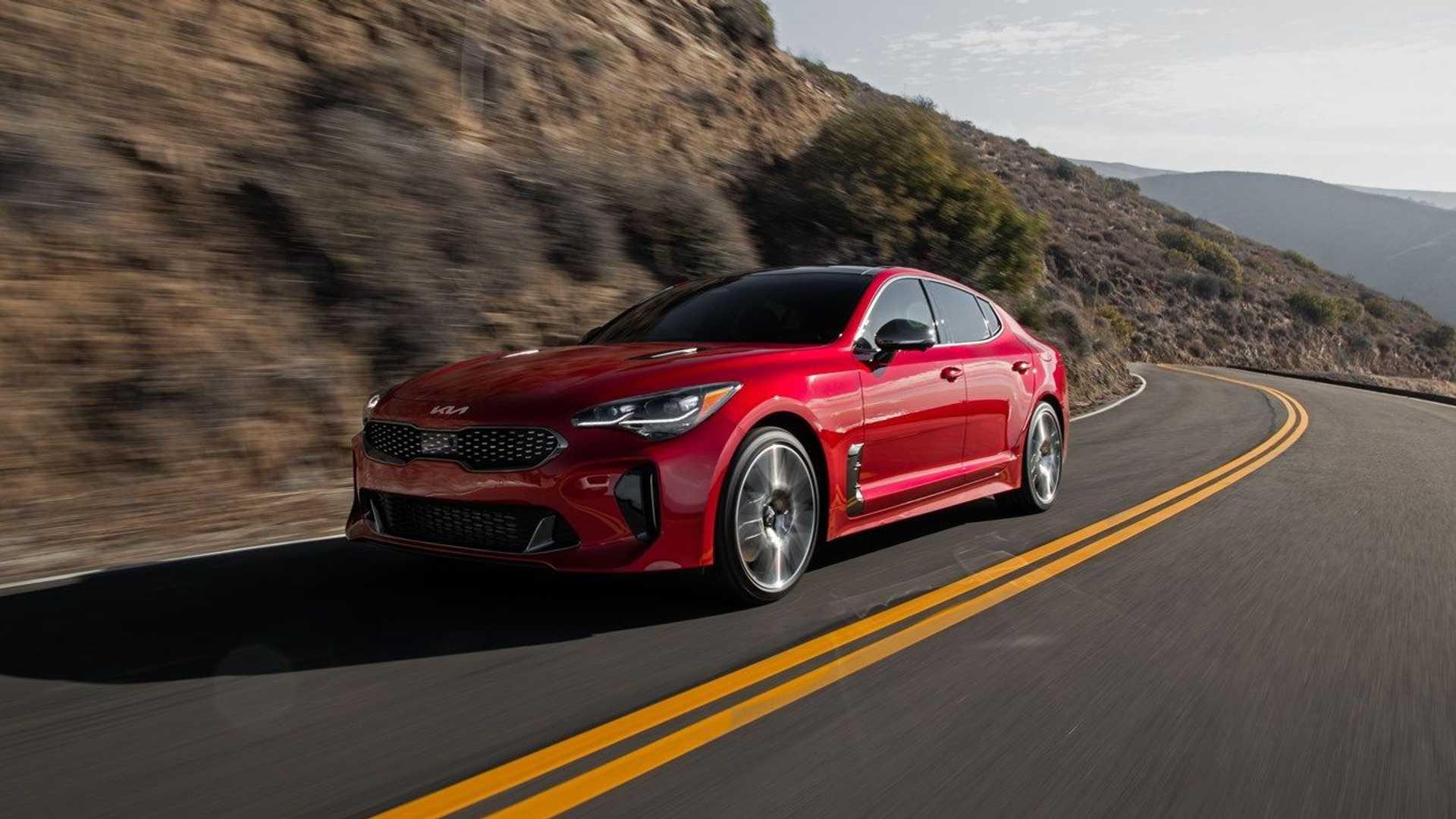 کیا استینگر 2022 / 2022 Kia Stinger قرمز  رنگ در جاده کوهستانی