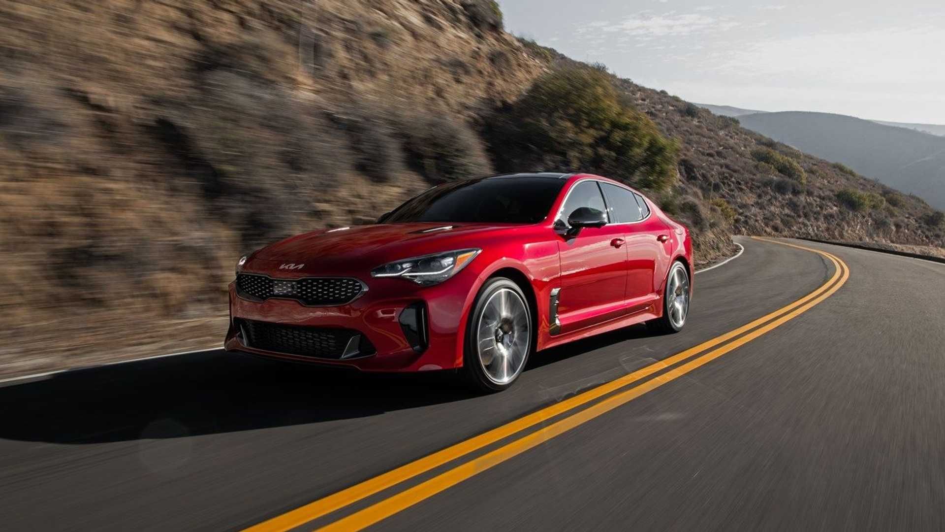 کیا استینگر 2022 / 2022 Kia Stinger قرمز  رنگ در جاده کوهستانی