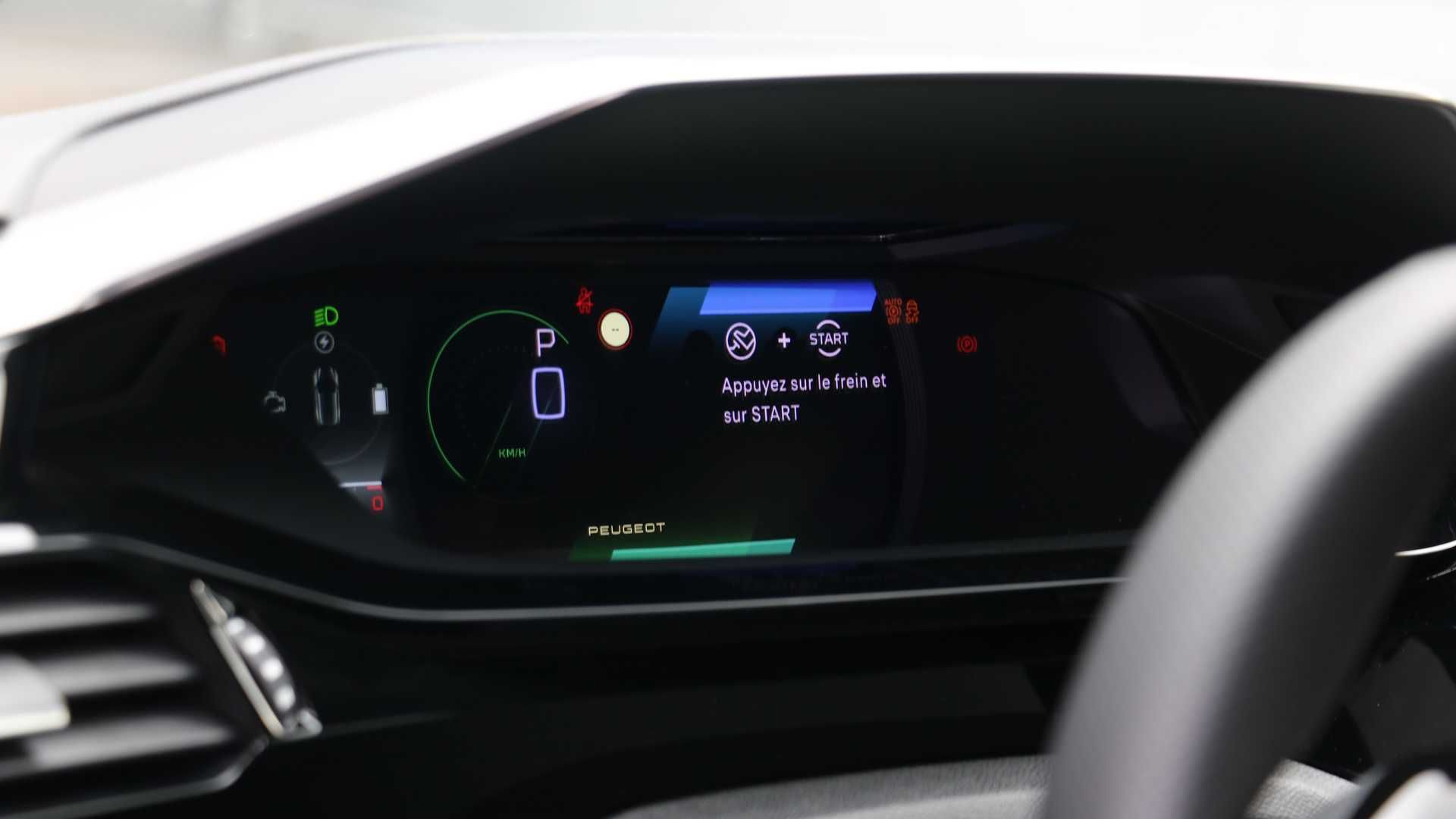 Peugeot 308 پژو 308 مدل 2021 نمای پشت فرمان