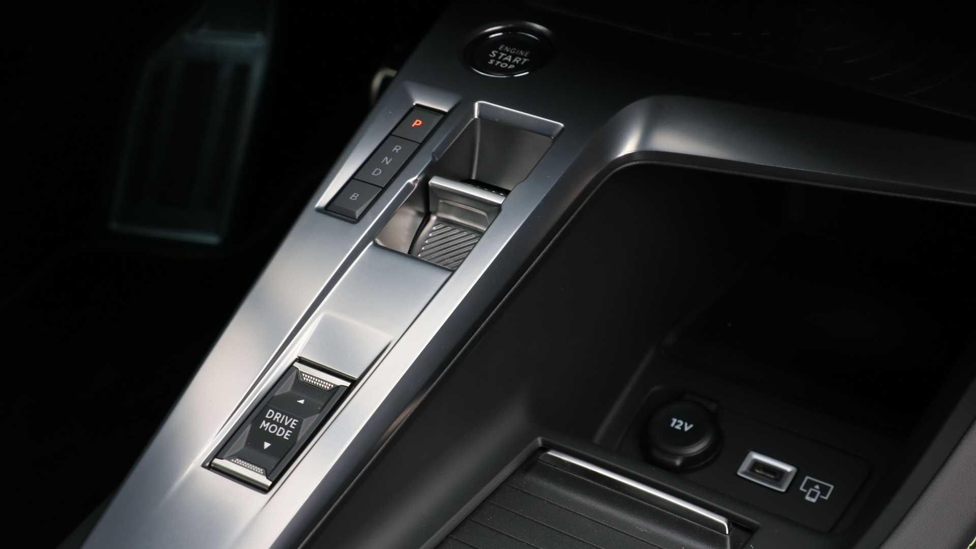 Peugeot 308 پژو 308 مدل 2021 نمای کنسول
