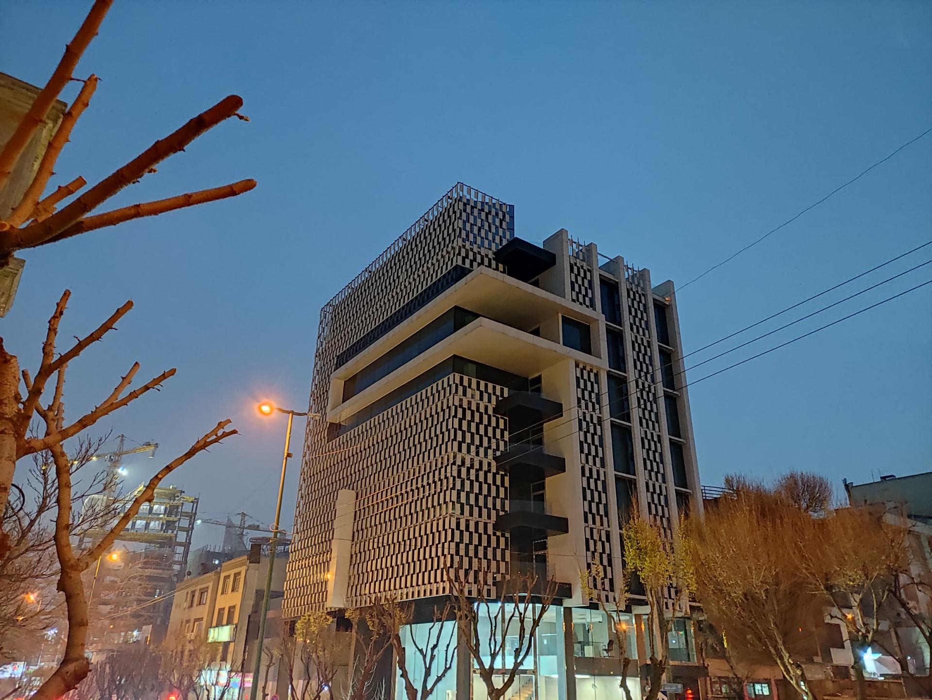 نمونه عکس دوربین واید پوکو X3 در طول شب - نمای ساختمانی در خیابان جردن