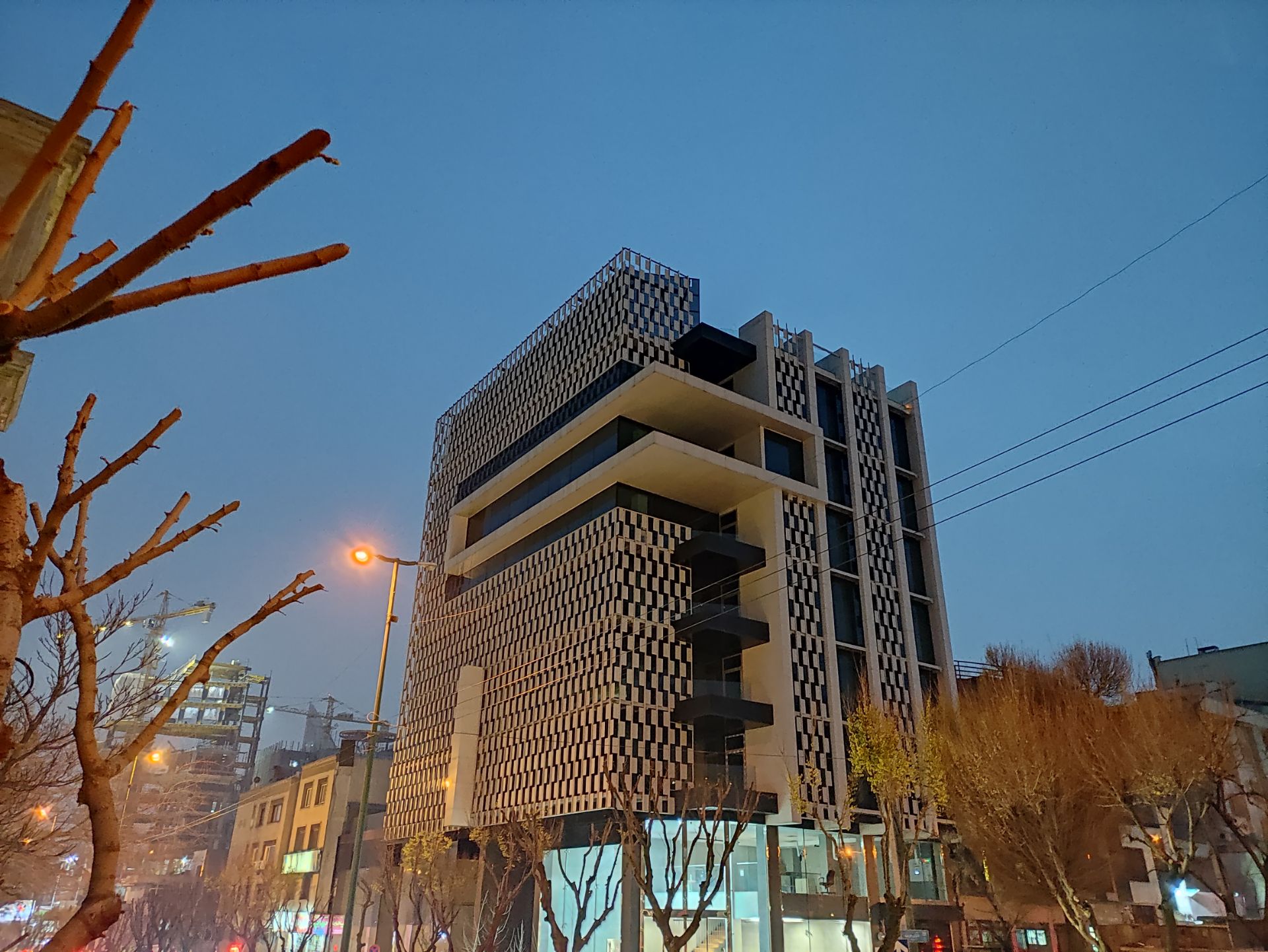 نمونه عکس دوربین واید پوکو X3 در طول شب - نمای ساختمانی در خیابان جردن