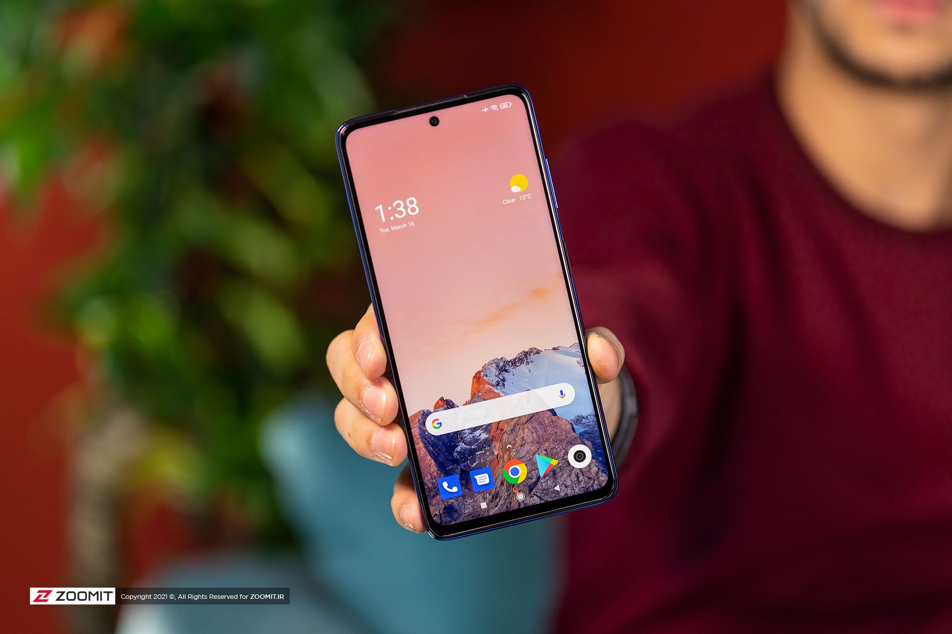 صفحه نمایش و نمای جلویی پوکو X3 شیائومی در دست