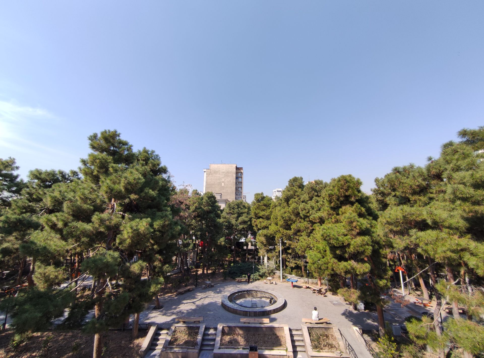 نمونه عکس دوربین اولتراواید پوکو X3 در طول روز - نمای فوق عریض از پارک صبا جردن