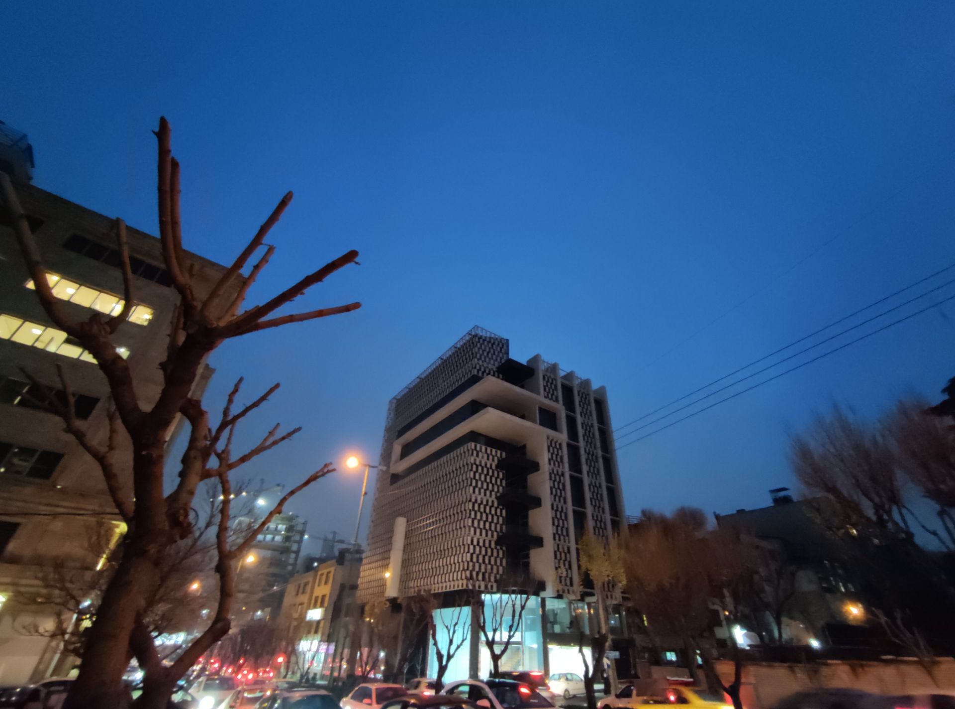 نمونه عکس دوربین اولتراواید پوکو X3 در طول شب - نمای فوق عریض از ساختمانی در خیابان جردن