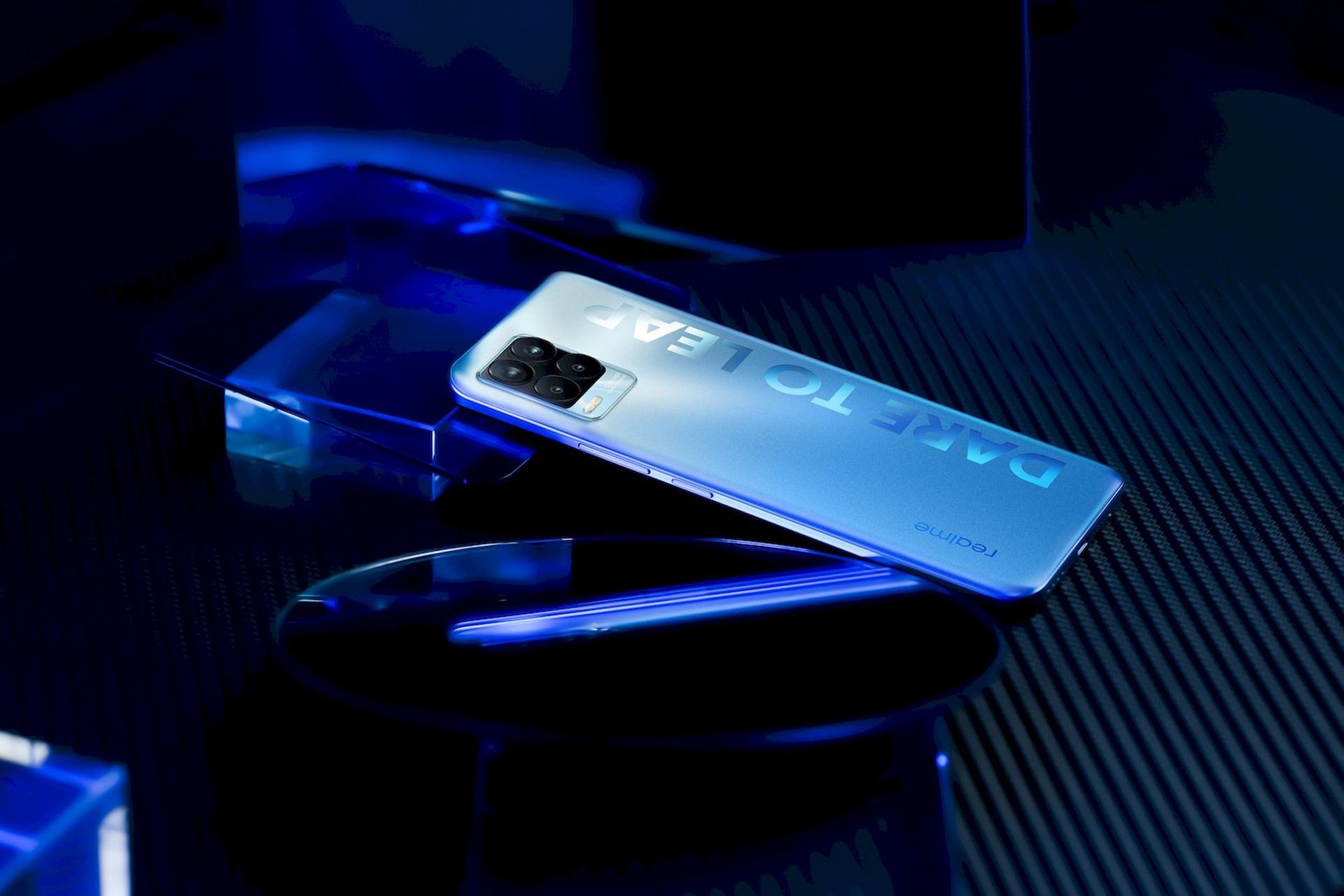 مدل آبی ریلمی 8 / Realme 8 از نمای کناری