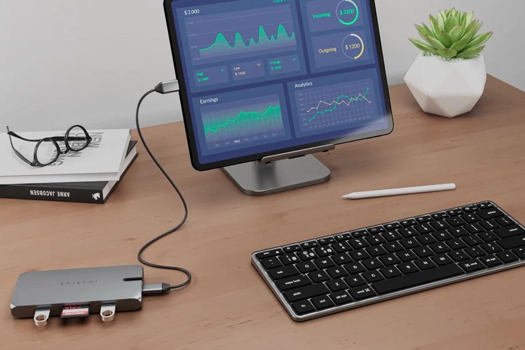 تبلت و کیبورد و عینک و هاب USB-C شرکت Satechi روی میز