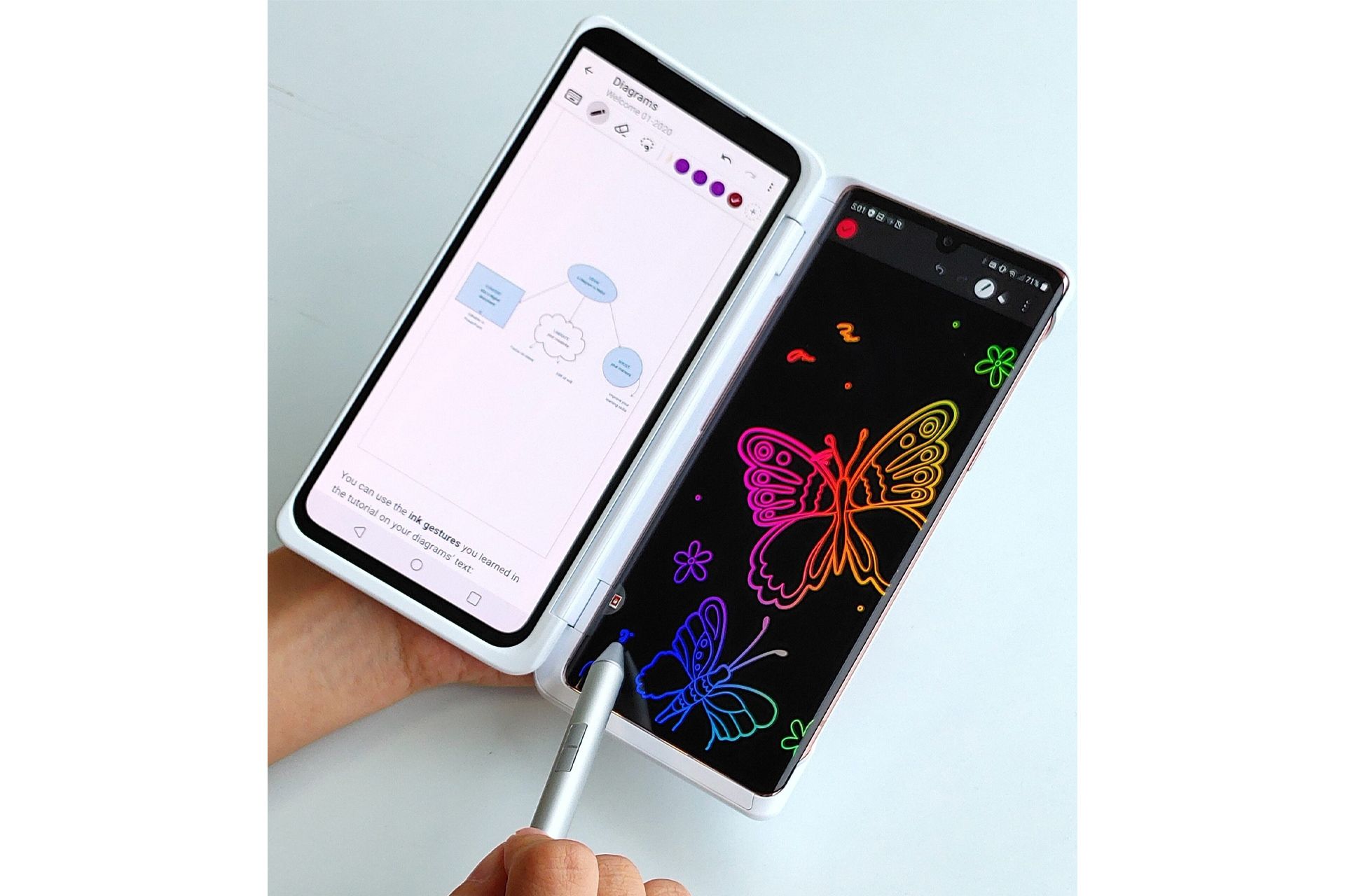 فردی در حال استفاده از دوال اسکرین ال جی ولوت / LG Velvet Dual Screen با قلم لمسی فعال