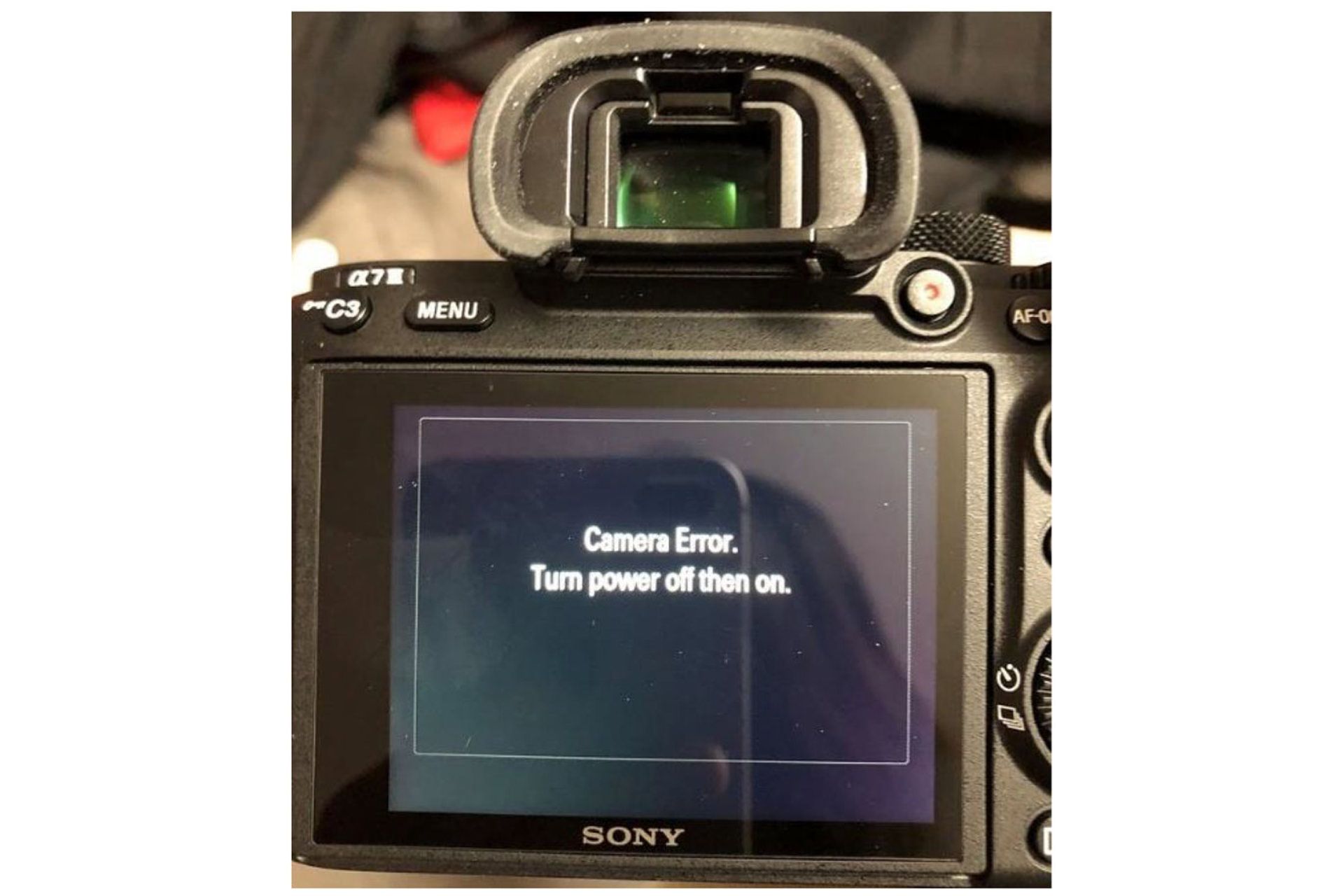 پیغام خطا روی نمایشگر دوربین سونی Sony a7 III