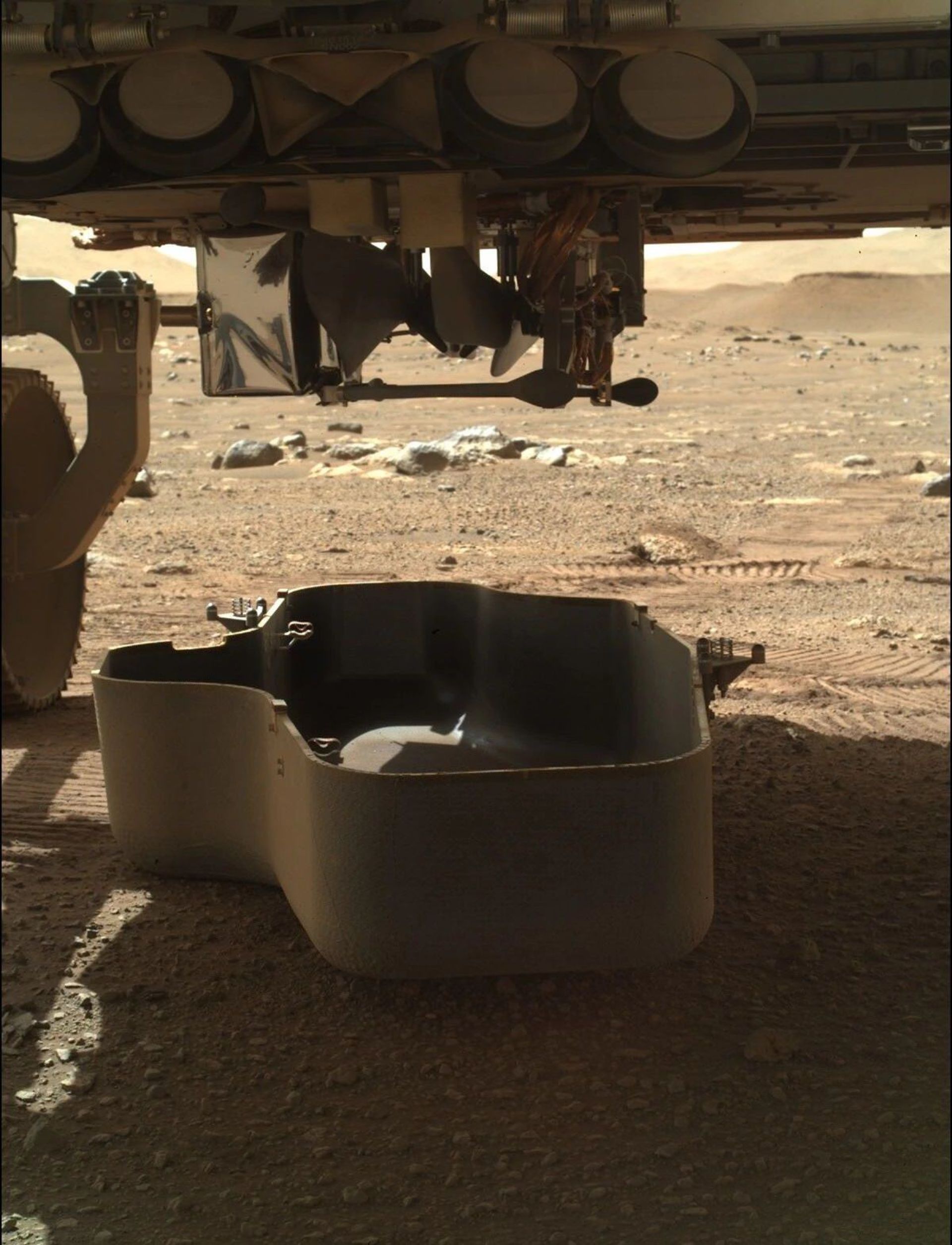 هلی کوپتر اینجنیوتی چسبیده به زیر مریخ نورد پرسویرنس