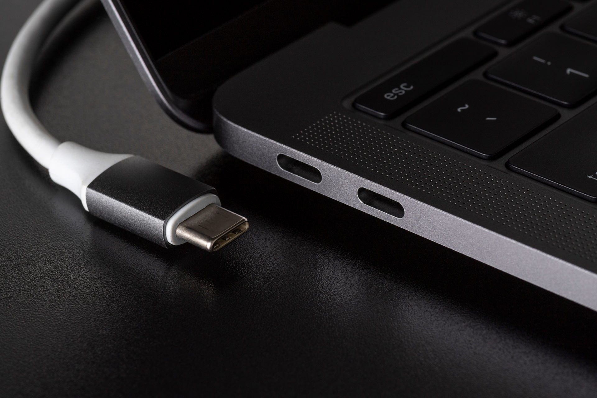 کابل و پورت USB-C تاندربولت روی مک بوک اپل از نمای نزدیک