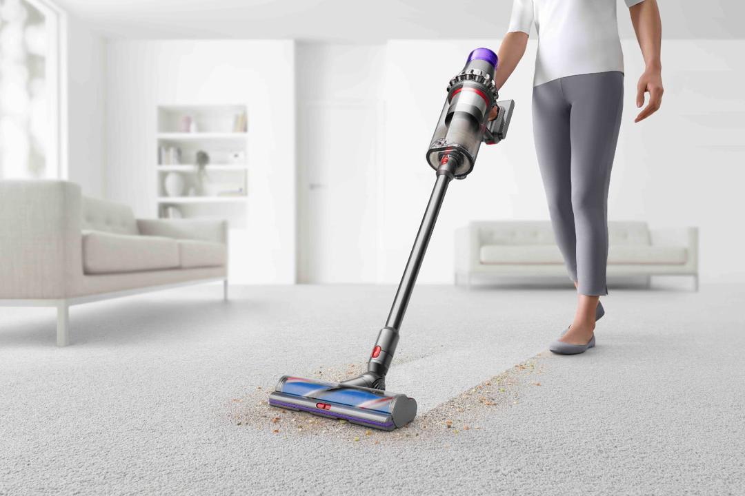 یک زن در حال استفاده از جاروبرقی دایسون Dyson V15 Detect طرح گرافیکی
