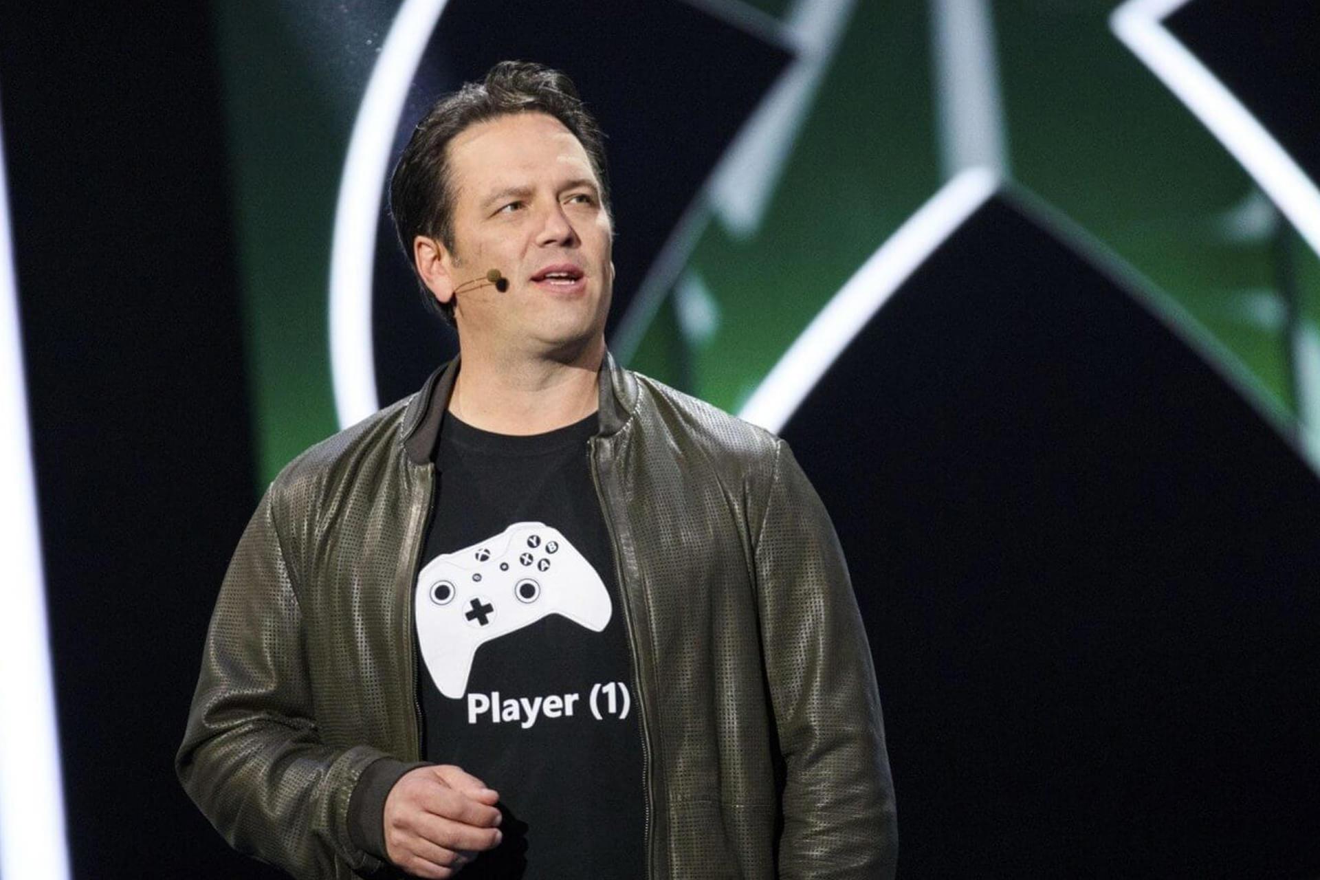 فیل اسپنسر / Phil Spencer مدیر ایکس باکس / Xbox درحال سخنرانی با تی شرت مشکی