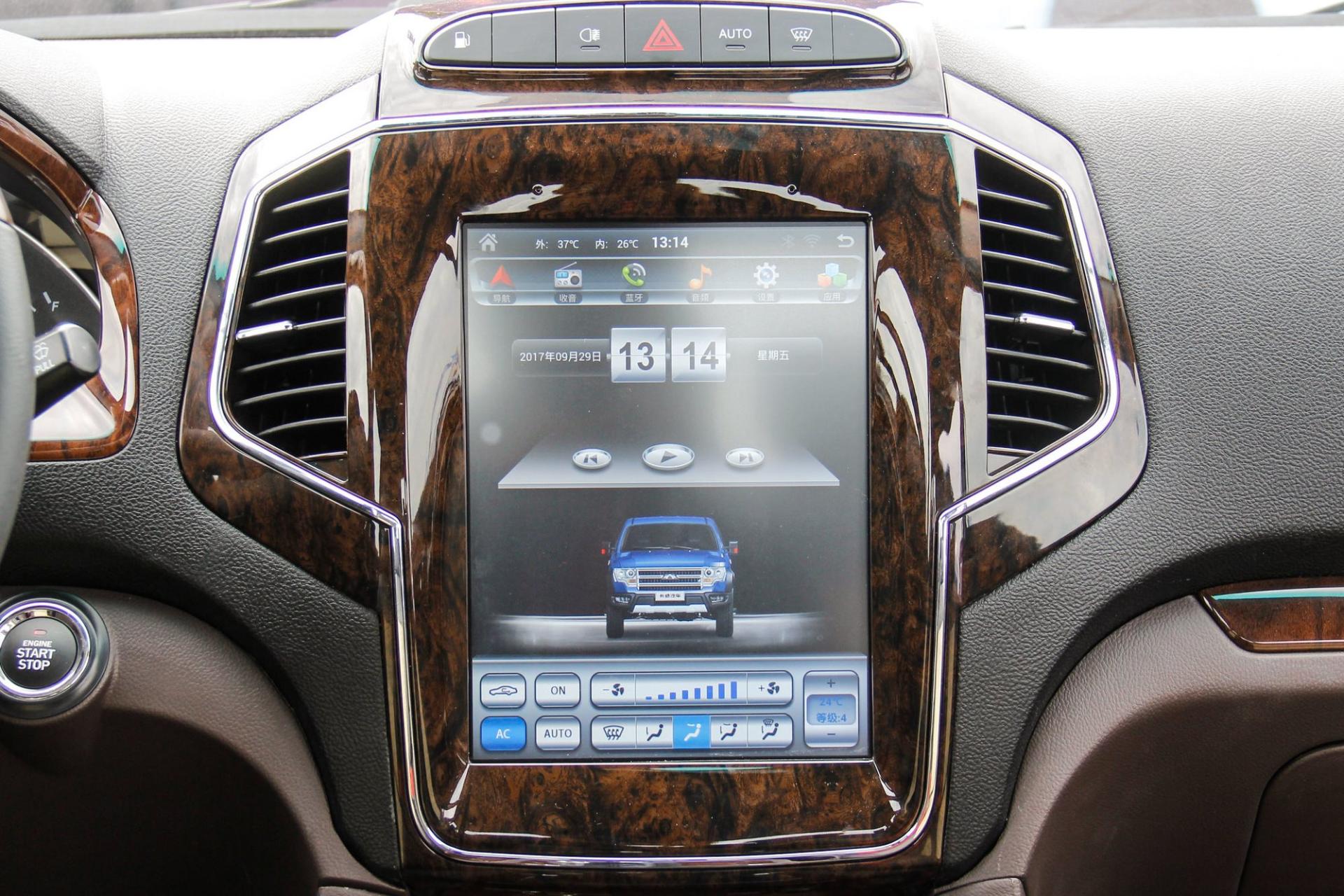 نمای مانیتور Kawei EV7 وانت برقی مپنا کاوی