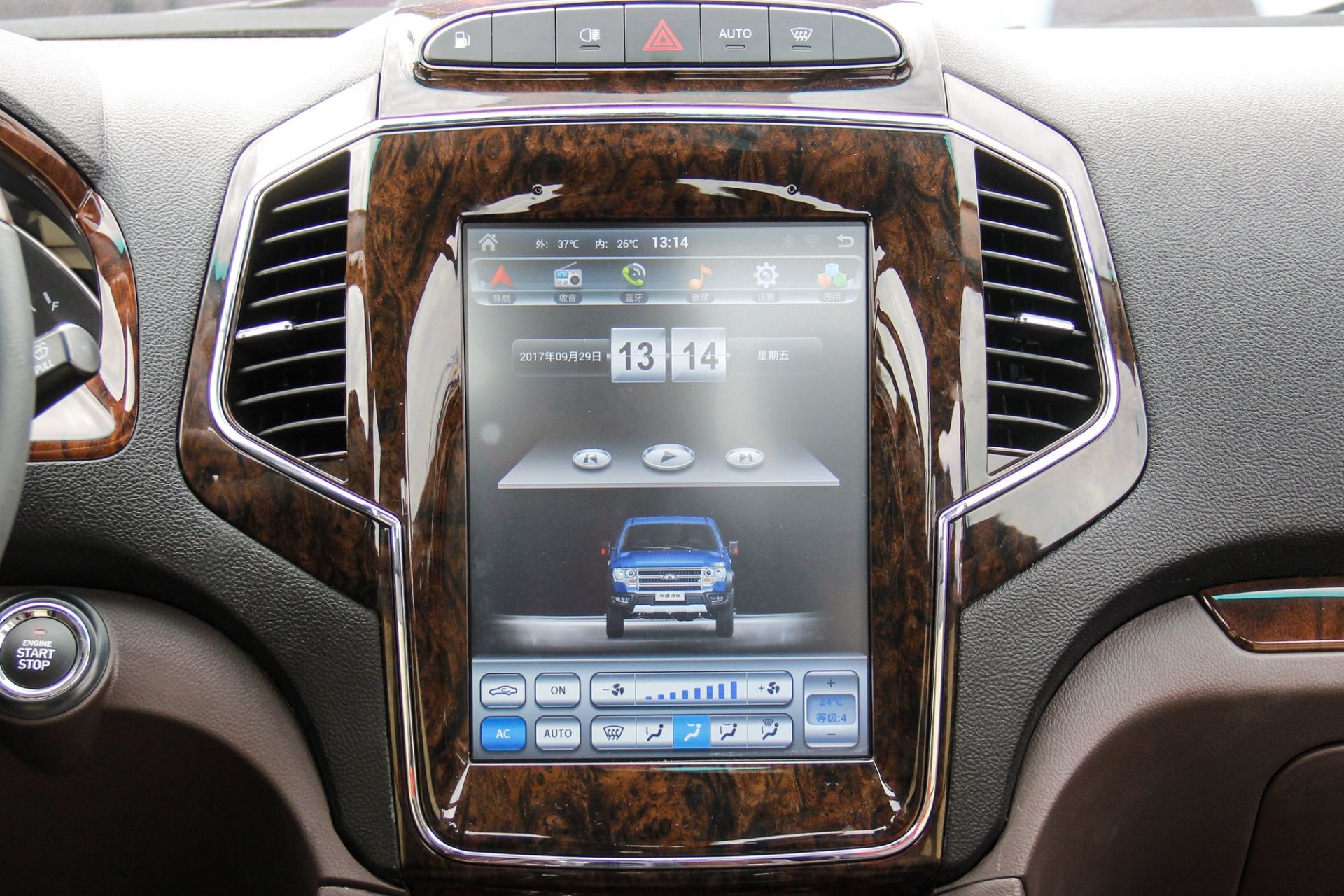 نمای مانیتور Kawei EV7 وانت برقی مپنا کاوی