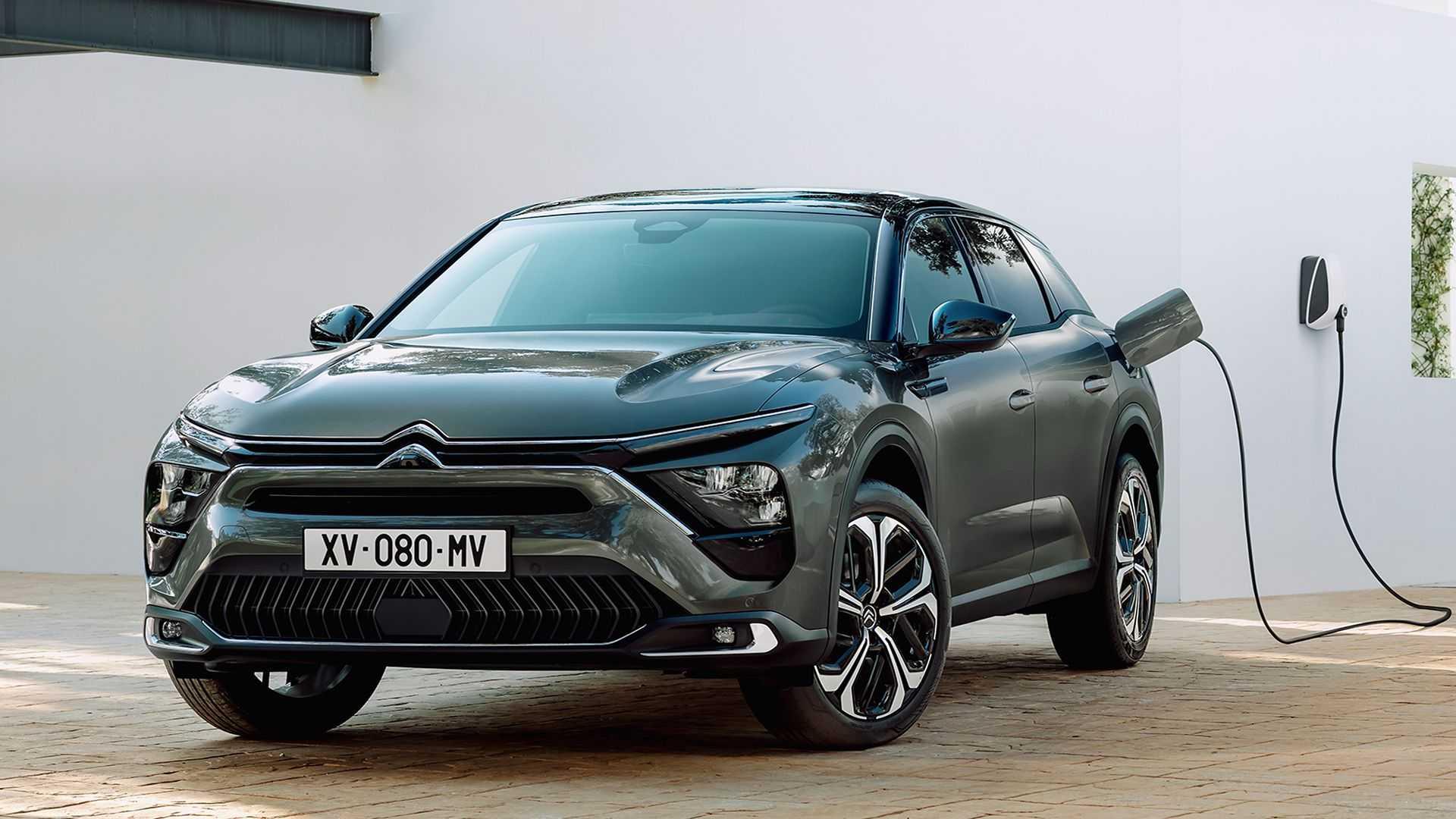 کراس اور سیتروئن سی فایو ایکس / Citroen C5 X خاکستری رنگ در حال شارژ