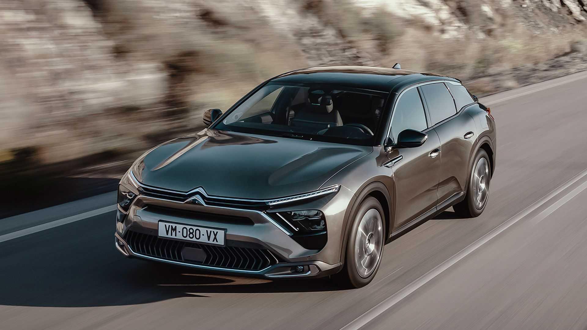 کراس اور سیتروئن سی فایو ایکس / Citroen C5 X خاکستری رنگ در جاده