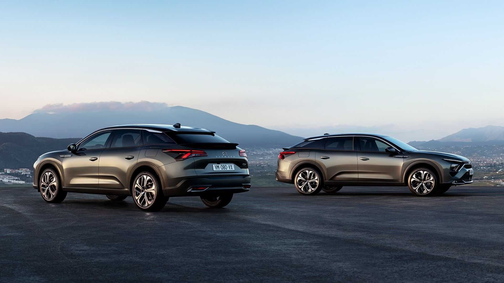 کراس اور سیتروئن سی فایو ایکس / Citroen C5 X خاکستری رنگ با منظره آسمان