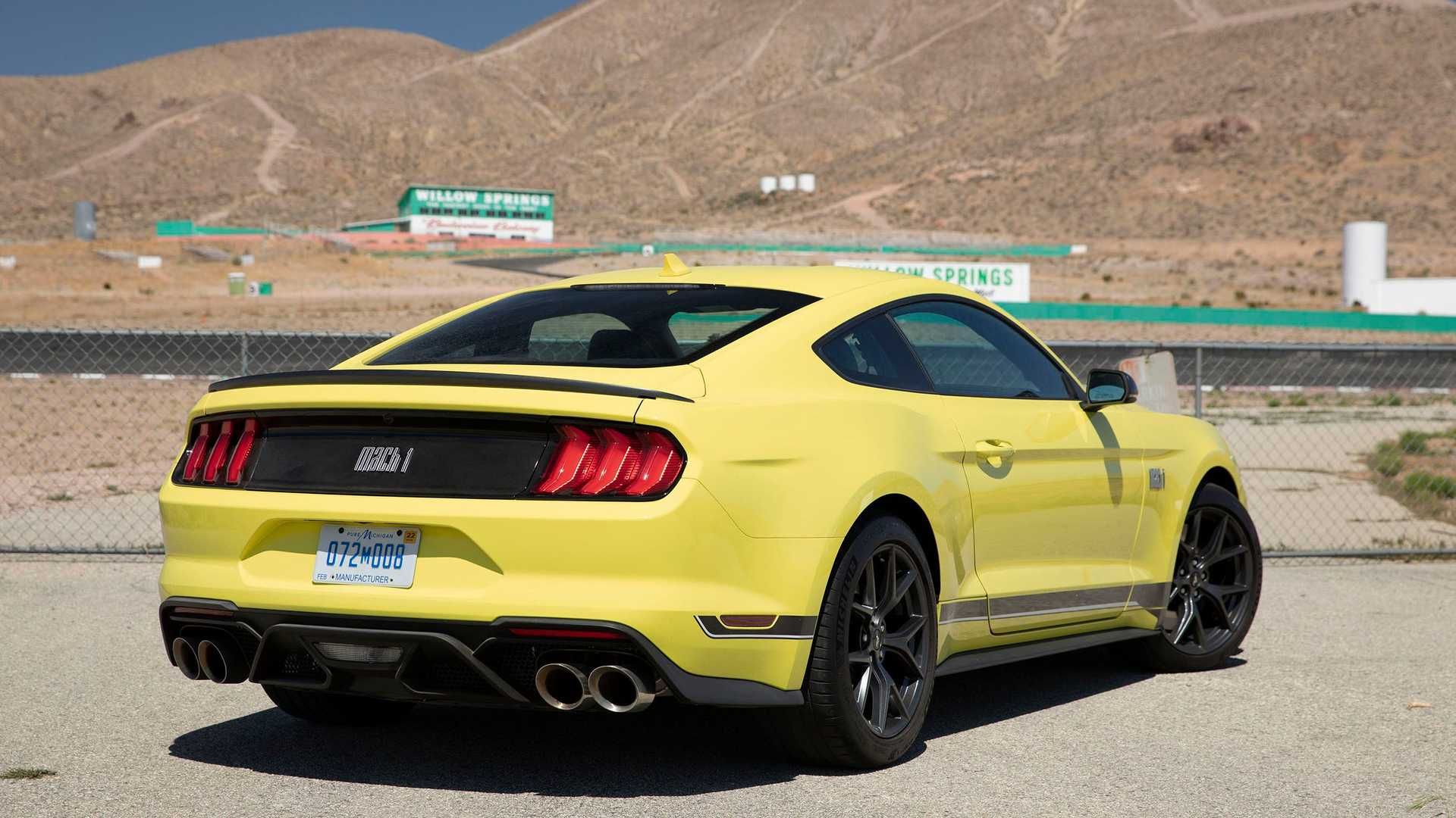 نمای سه چهارم عقب فورد موستانگ مک وان / Ford Mustang Mach 1 زرد رنگ