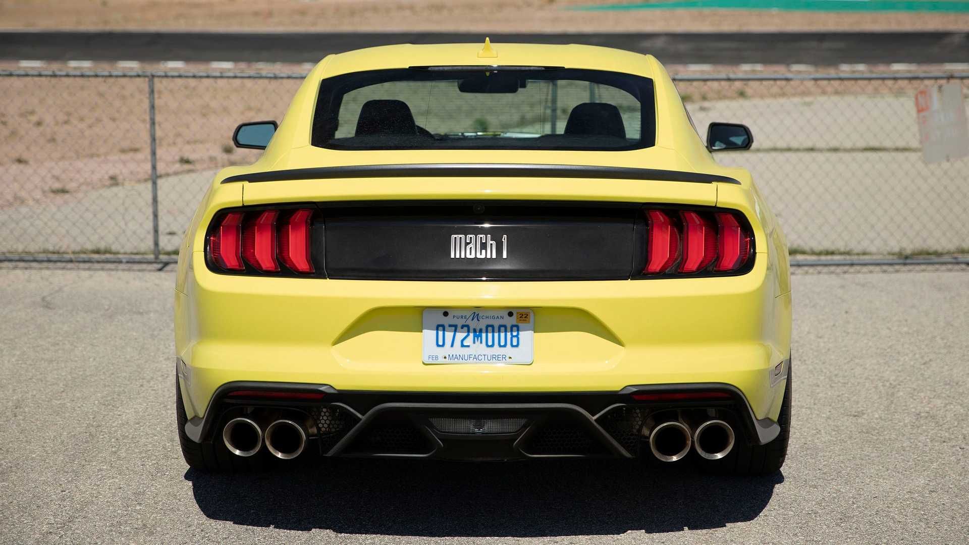 نمای عقب فورد موستانگ مک وان / Ford Mustang Mach 1 زرد رنگ