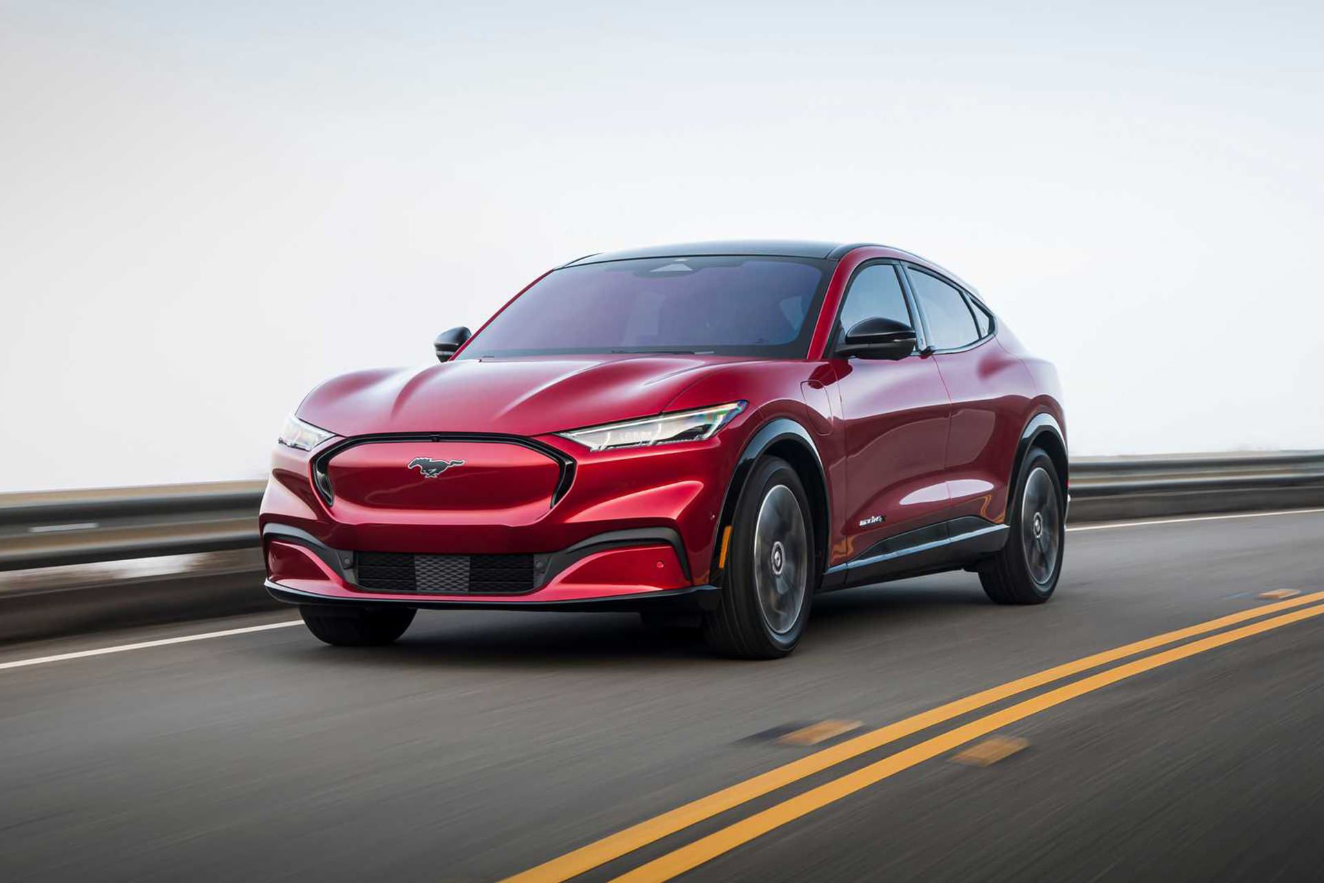 فورد موستانگ مک ای / Ford Mustang Mach E‌ قرمز رنگ در جاده