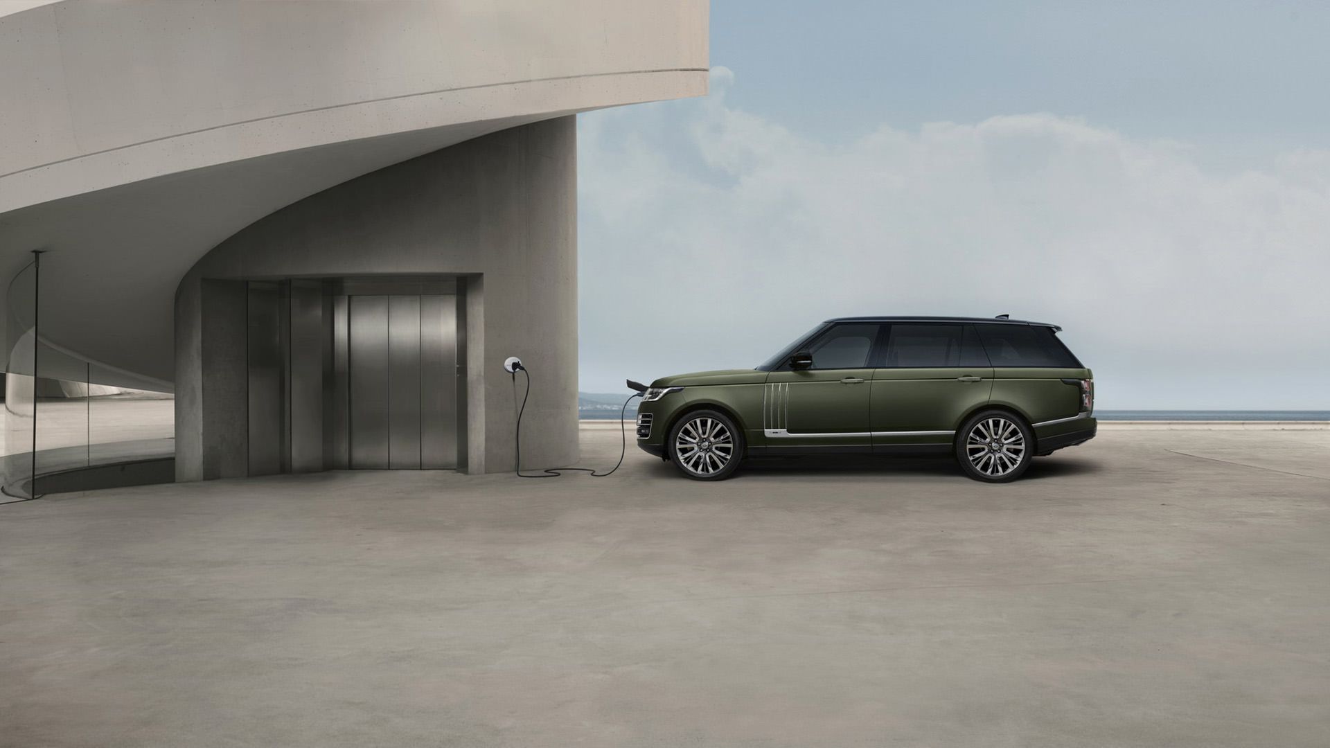 شاسی بلند لندرور رنجرور اس وی اتوبیوگرافی / Land Rover Range Rover SVAutobiography سبز رنگ در حال شارژ