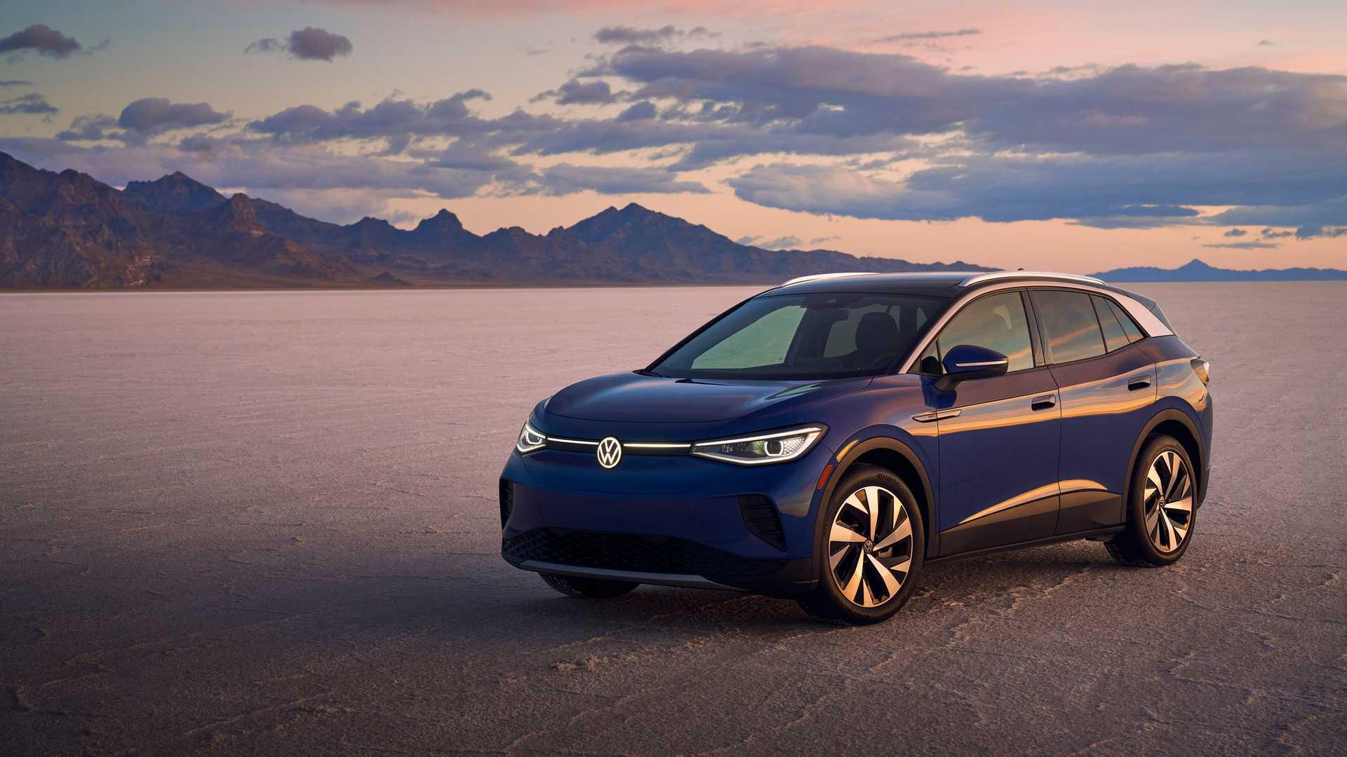 خودروی الکتریکی فولکس واگن آی دی 4 / Volkswagen ID.4 آبی رنگ با منظره آسمان ابری