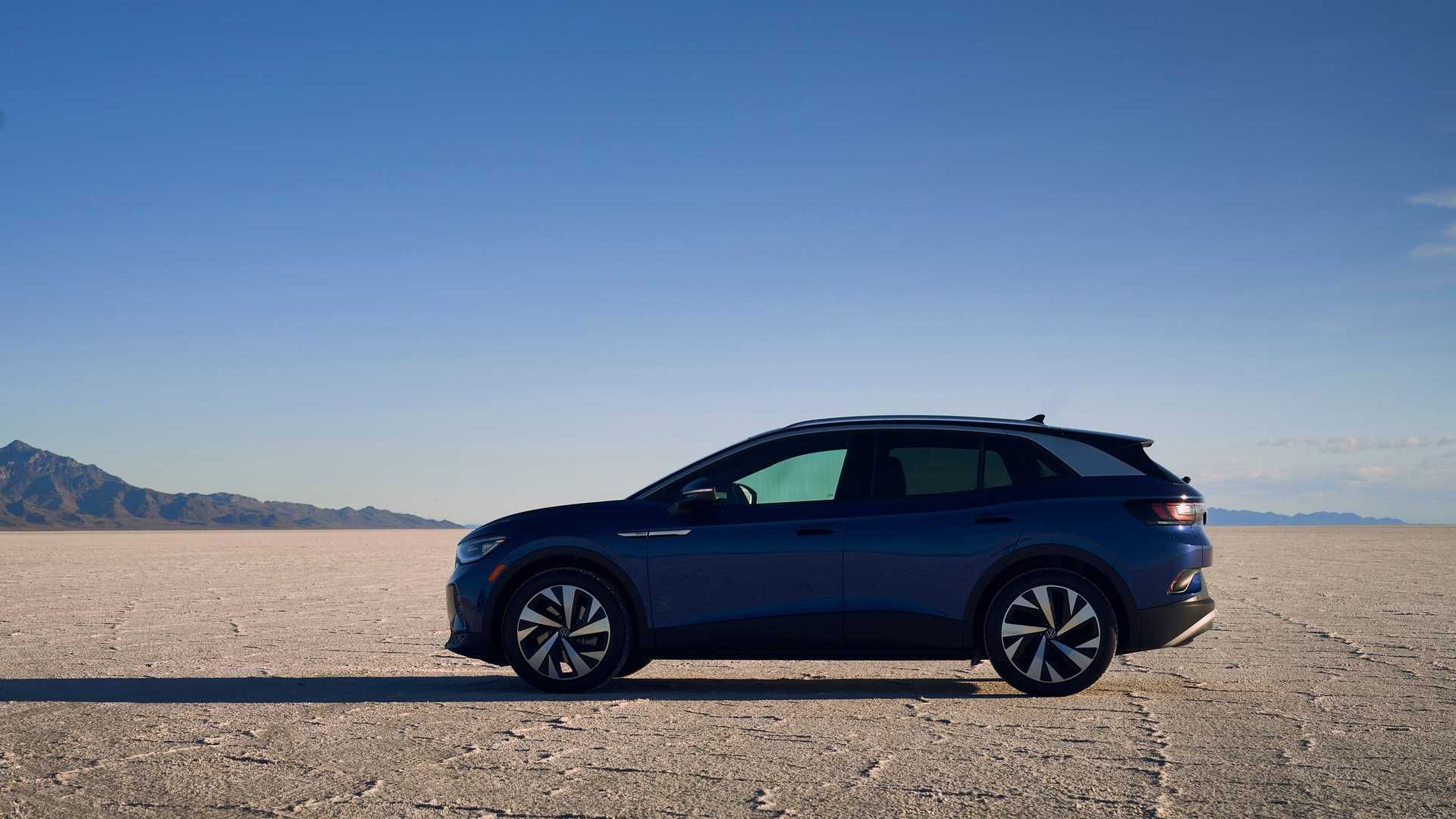 نمای جانبی خودروی الکتریکی فولکس واگن آی دی 4 / Volkswagen ID.4 آبی رنگ